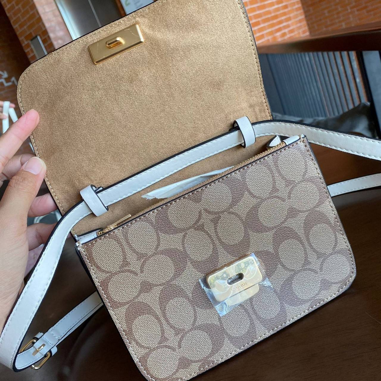 COACH C5592 MINI BRYNN CROSSBODY IN SIGNATURE CANVAS กระเป๋าถือ กระเป๋าสะพาย ไซร์มินิ ลุคคุณหนูสุดเก๋ จะถือเป็นครัชหรือสะพายเป็นครอสบอดี้สุดชิลๆได้หมด วัสดุหนังแคนวาสคุณภาพ ตกแต่งดีเทลหรูด้วยหนังแท้ อะไหล่สีทอง งานสวย เปิด-ปิด ด้วยตัวกด-ล๊อคแบบอัตโนมัติ ด
