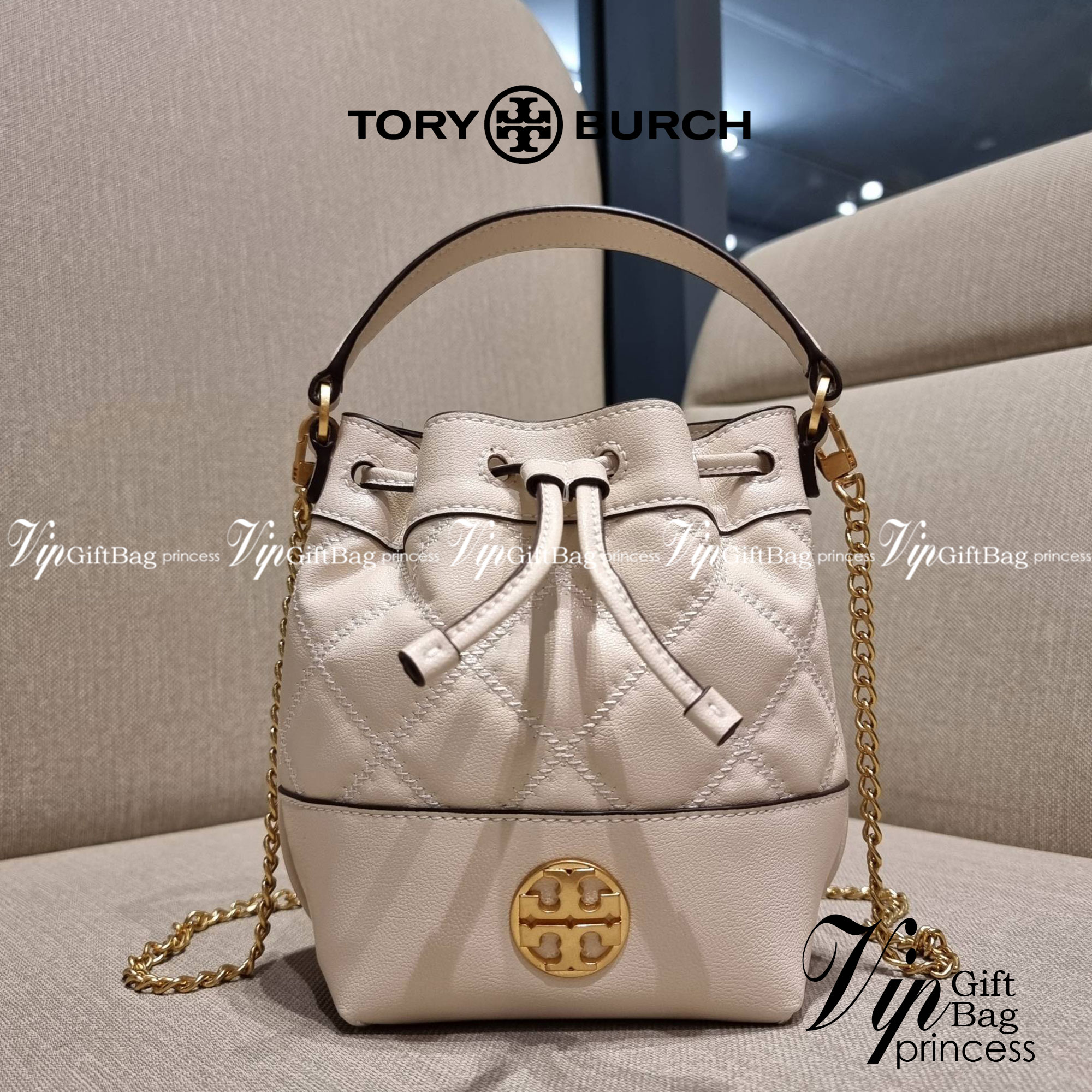 TORY BURCH WILLA MINI BUCKET BAG สุดปัง กระเป๋าสะพายทรงบัคเก็ต สวยผู้ดี โดดเด่นด้วยโลโก้สีทองดูหรู อัพลุคผู้ดี๊ผู้ดี วัสดุหนังแท้ ดีไซน์บุนวม เส้นคมดีเทลหรู เปิด-ปิดหนังรูดปากกระเป๋า มีหูหิ้วในตัว คล้องแขนเก๋ๆ ภายในเป็นช่องโล่ง มีช่องย่อย ใส่ของสำคัญจุกจิ