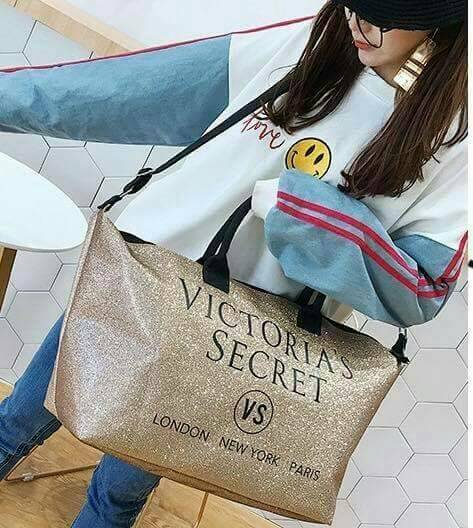 VICTORIA'S SECRET CANVAS GLITTER LARGE RUNWAY TRAVEL BAG 2017 กระเป๋าทรง Travel ใบใหญ่วัสดุ CANVAS GLITTER ด้านหน้าประดับโลโก้แบรนด์ glitter วิ๊งทั้งใบ เปิดปิดด้วยซิป ภายในกว้างจุสุดๆ ใส่เสื้อผ้าได้หลายชุด ไม่ว่าจะถือขึ้นเครื่อง, ไปต่างจังหวัด หรือไป