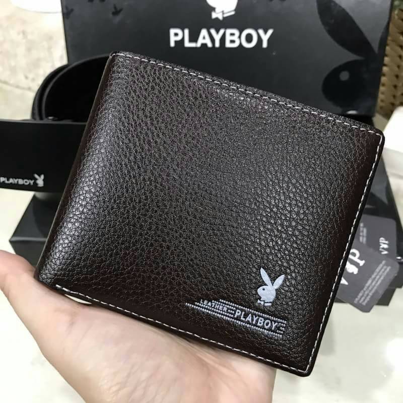 PLAYBOY SHORT WALLET กระเป๋าสตางค์สั้นพับ 2 ตอน รุ่นหายาก Limited Edition จาก Playboy หนังนิ่มอยู่ทรงสวย ด้านหน้าปั๊มโลโก้แบรนด์ ขนาดกำลังดีพกพาสะดวก ภายในมีทั้งช่องใส่รูป ใส่บัตร และ ช่องใส่ธนบัตรแยกสองช่อง เป็นสัดส่วนเหมือนกระเป๋าสตางค์ ใบยาว มาพร้อมกล่