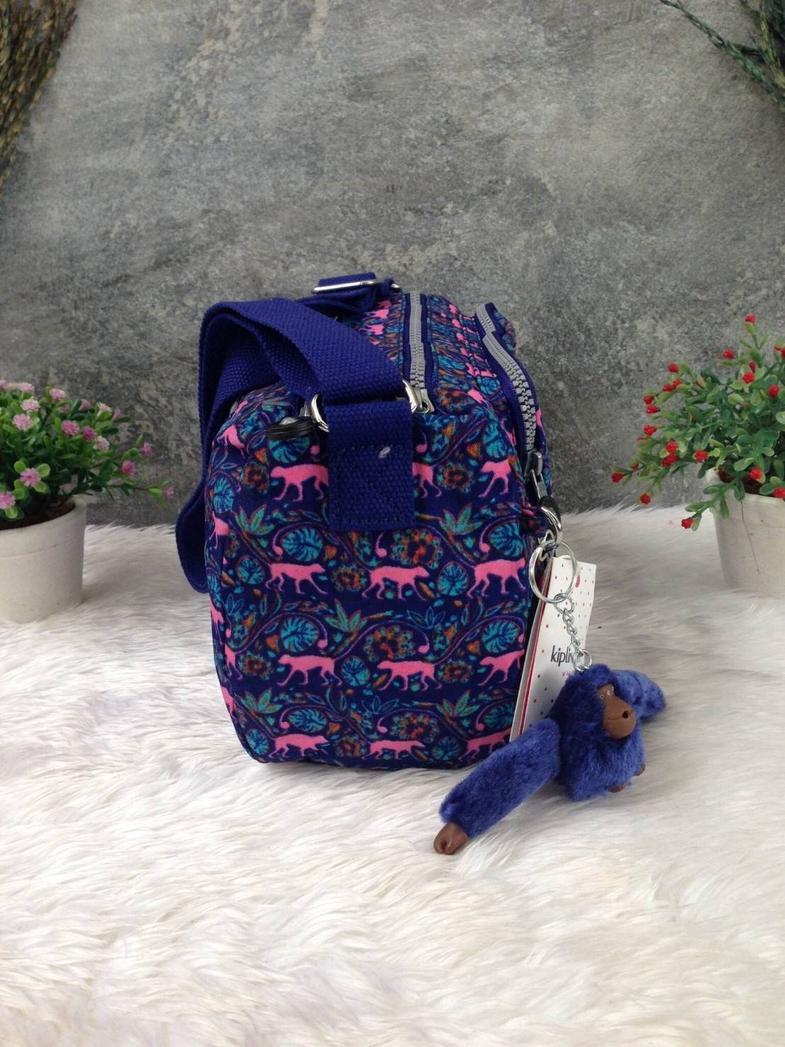 กระเป๋าสะพาย KIPLING รุ่น Reth วัสดุไนล่อนคุณภาพดี มาพร้อมดีไซน์ทันสมัย และสามารถใช้งานได้อย่างดี เข้ากับทุกการแต่งตัว โดดเด่นด้วยพื้นที่ภายในและช่องต่างๆ ที่ให้คุณจัดเก็บของสำคัญได้ครบถ้วน ไม่ว่าจะเป็นมือถือ ปากกา หรือไอเท็มจำเป็นของคุณ สายสามารถปรับและถ