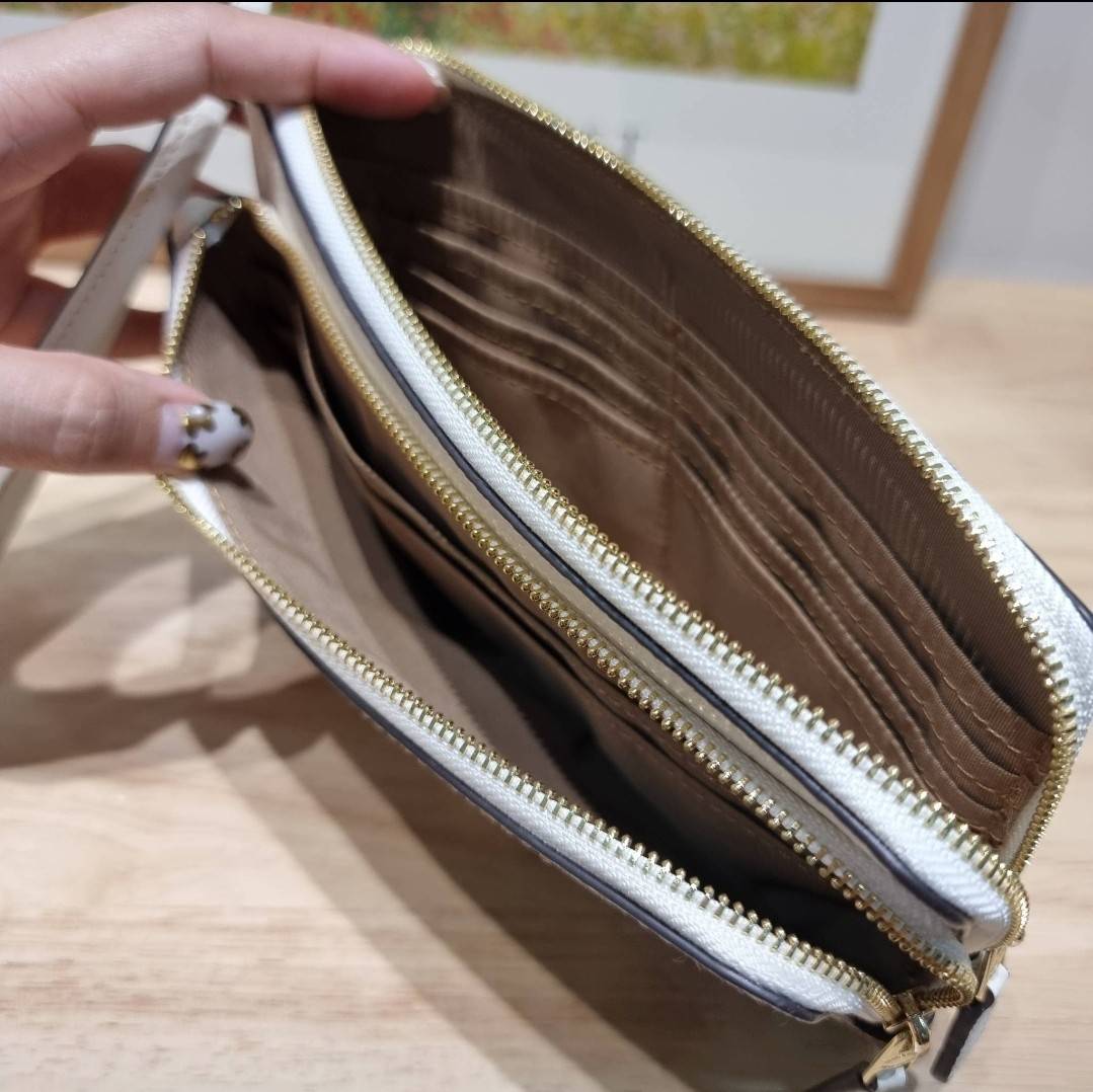 COACH DOUBLE ZIP WALLET IN SIGNATURE CANVAS / C5576 / C5610 / C7313 พร้อมส่ง 8 สี ใหม่ล่าสุด คอล 2023 กระเป๋าคล้องมือใบใหญ่ ดีไซน์ใหม่เล่นระดับ เพิ่มลูกเล่นและดีเทลให้ดูน่าใช้ยิ่งขึ้น