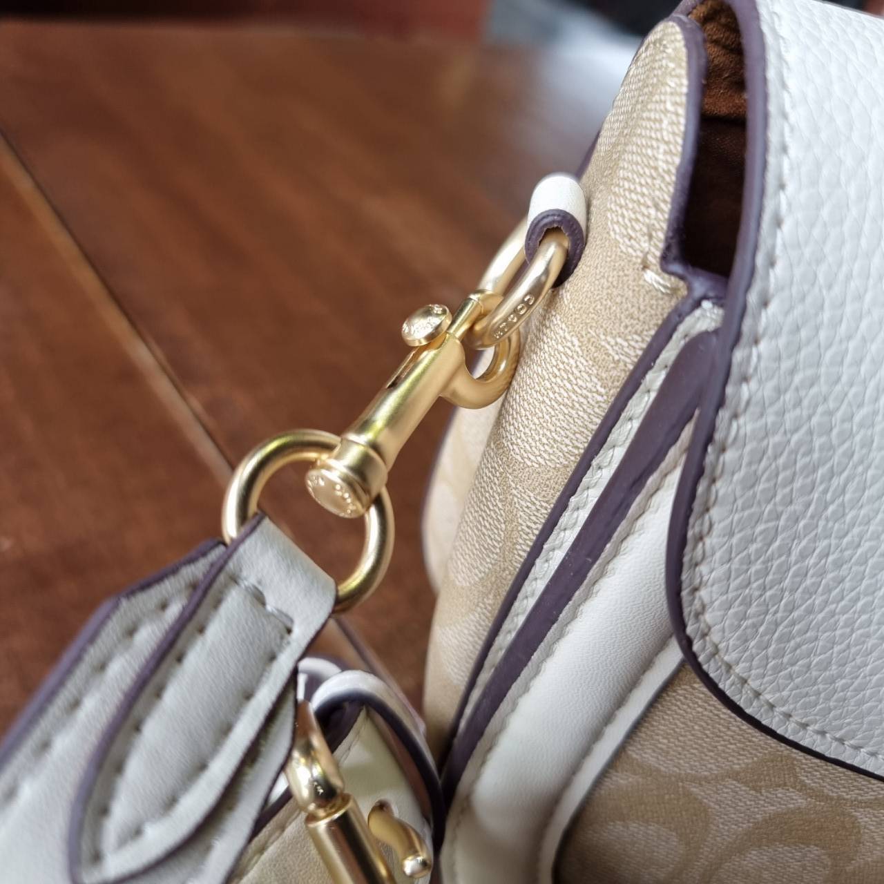 ของแท้ 💯% COACH C2806 GEORGIE SADDLE BAG IN SIGNATURE CANVAS ยกระดับความหรูให้กับตัวเองกันหน่อย ด้วยกระเป๋ารุ่นนี้!! ครอสบอดี้ที่ดีไซน์หรู อัพเลเวล ในราคาที่จับต้องได้ วัสดุหนังแคนวาสเคลือบสลับหนังเรียบและหนัง pepble หลากหลายในใบเดียว