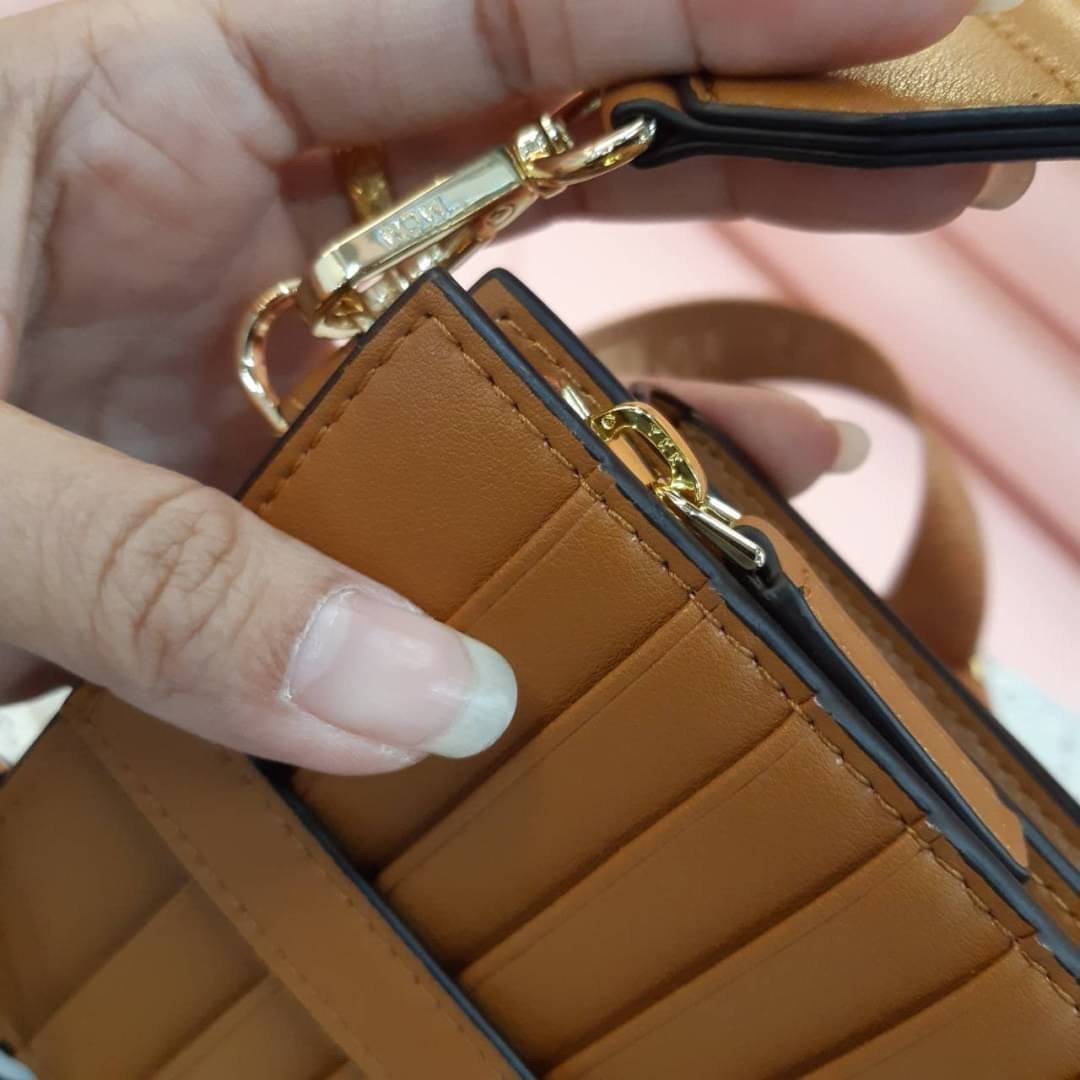 M.C.M CROSSBODY PHONE CASE กระเป๋าอะไรเอ่ยฮิตกันทั่วบ้านทั่วเมือง!!?? กระเป๋าใส่โทรศัพท์ไงจ้ะ!! เดินไปไหนใครก็ใช้ เพราะทุกคนต้องการความสะดวก ใบนี้ตอบโจทย์ไปเล้ย!!