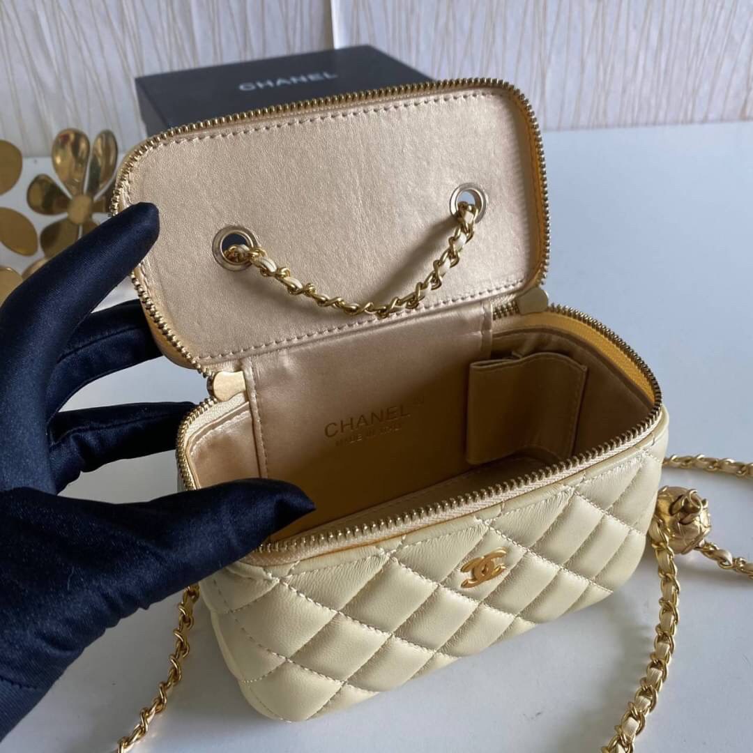 VIP GIFT 】หนังแกะแท้ CHANEL Box With Chain สายโซ่ทองหรูมาก หนังเรียบฟู ขึ้นเงา กระทบแสงยิ่งสวยค่าา โทนสีสวยสดใส เหมาะมากสำหรับสาวๆ ชิคๆ ต้องบอกเลยรุ่นนี้เหล่าเซเลบใช้กันเยอะมากๆ แค่อะไหล่ก็หรูไปเดินครึ่งแล้วค่าา😁 พร้อมส่งที่ไทยที่นี่ที่เดียว