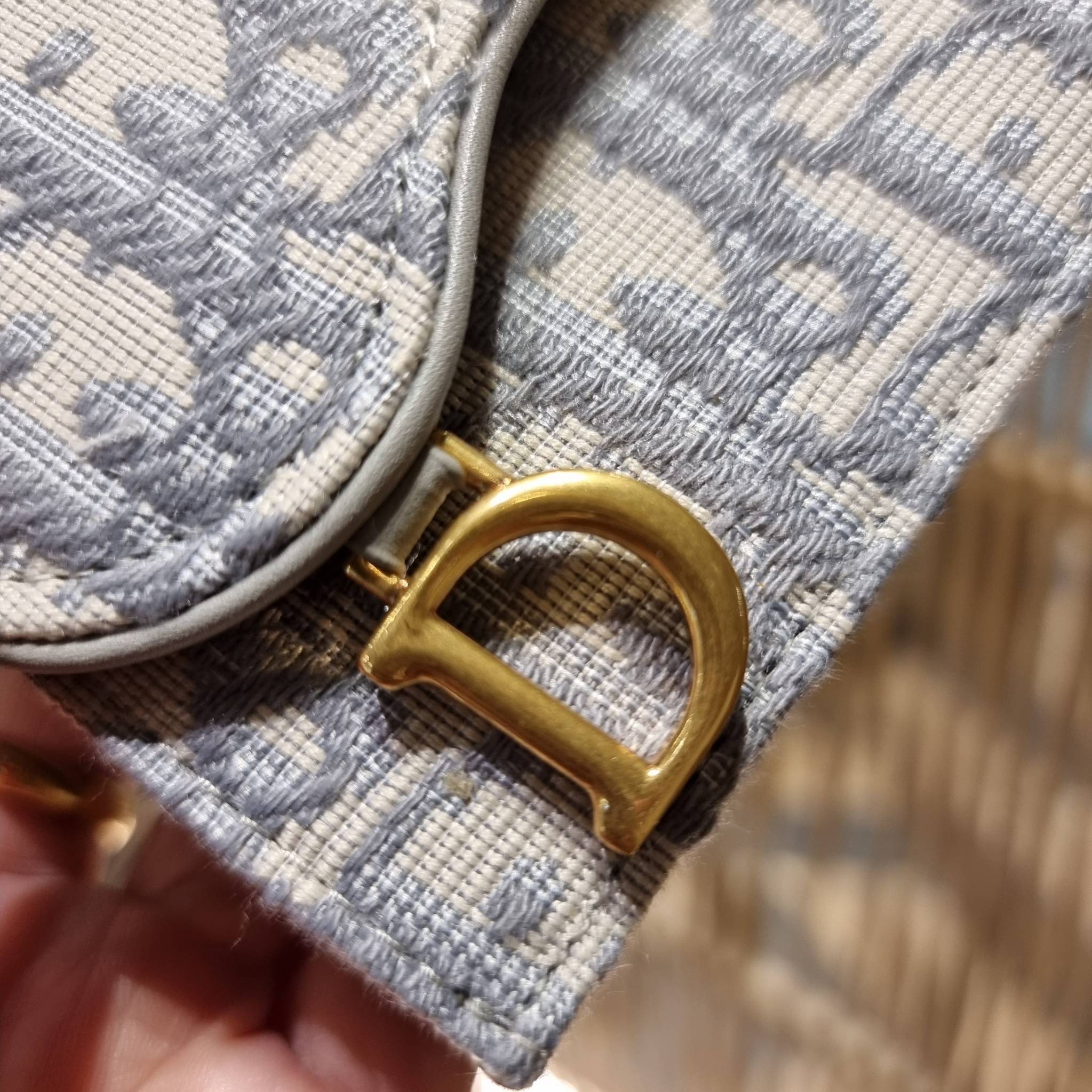 VIP 】CD MULTI WALLET WITH GWP กระเป๋าสตางค์ขนาดเหมาะมือ กะทัดรัดไม่กินพื้นที่ พรีเมี่ยมกิ๊ฟจากเคาน์เตอร์ ดีไซน์แบบพับ ใช้งานง่าย น่ารักน่าใช้จริงๆ วัสดุผ้าแคนวาสปักลาย สลับหนังแท้ภายใน ภายในมีช่องใส่บัตร ใส่ธนบัตรได้ สะดวกใช้มากๆ มาพร้อม box set ในราคาที่