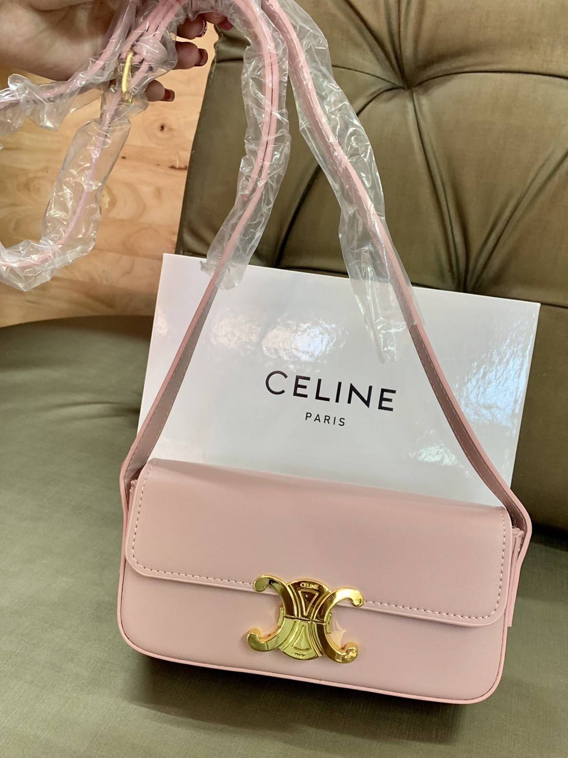 CELINE TRIOMPHE SHOULDER BAG VIP GIFT WITH PURCHASE-GWP พรีเมี่ยมกิ๊ฟ Limited Edition จาก CELINE PERFUME DUTY FREE COUNTER วัสดุหนังแกะสังเคราะห์เรียบ ดีไซน์ยอดนิยมสไตล์สาว LISA ทรงเหลี่ยมสวยหรูอยู่ทรง