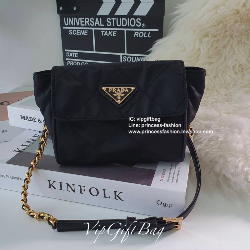 NEW ARRIVAL 2019 !!! ส่งตรงจากเคาเตอร์ต่างประเทศ นานๆจะมาทีคะ ขนาดกะทัดรัด กับแบรนด์ Prada เก๋ ไม่ซ้ำใครแน่นอนคะรุ่นนี้ เปิดปิดด้วยกระดุมแม่เหล็ก ภายในบุผ้าแบรนด์ และ มีป้ายโลหะแบรนด์ อะไหล่ทองทั้งใบ สามารถใส่Iphone11+ ได้ งานน่ารัก ราคาดี้ดีแบบนี้ มีมาไม