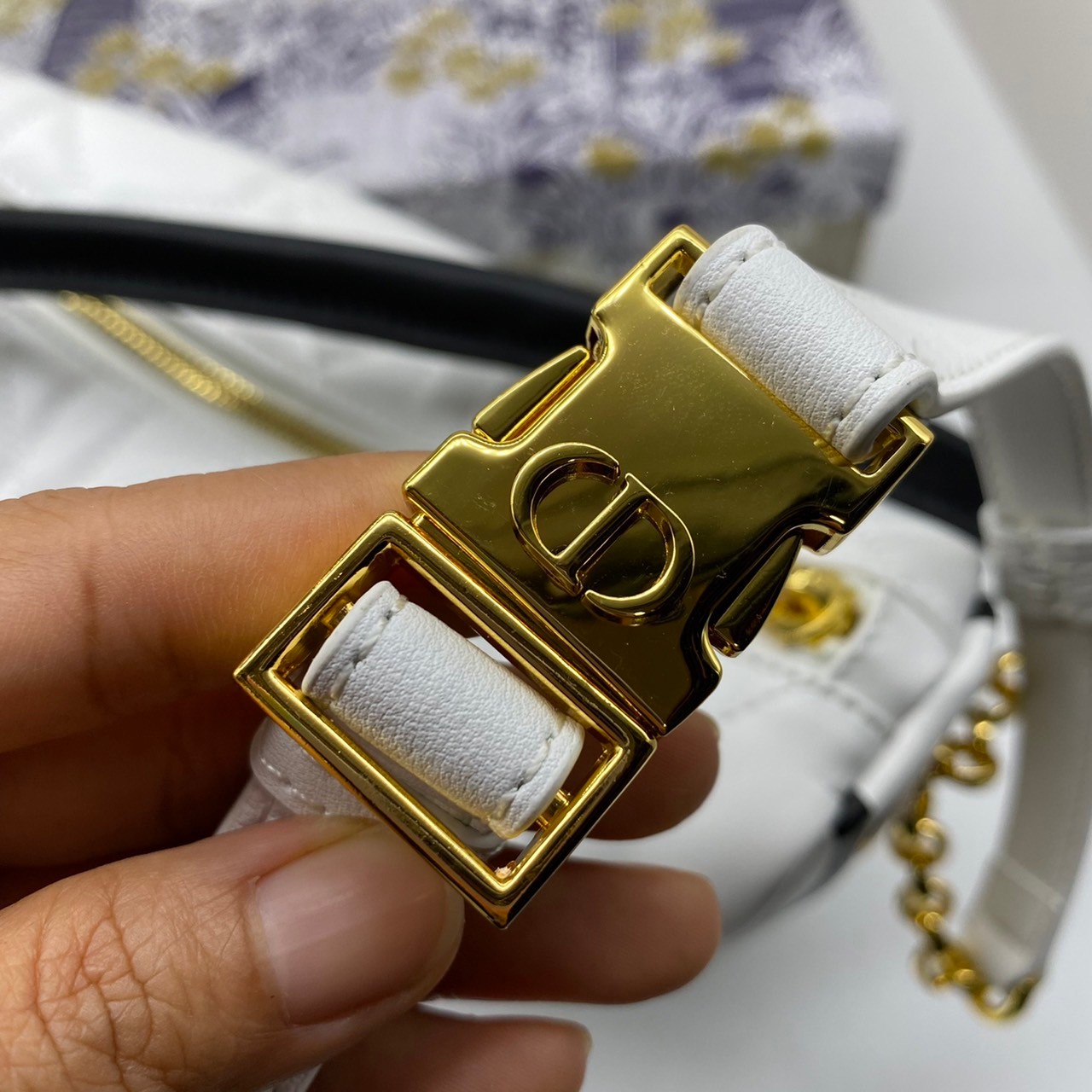 หนังแท้ DIOR MEDIUM DIOR VIBE HOBO BAG รุ่นใหม่ล่าสุด พร้อมส่งที่ไทย เกรดออริจินอลหนังแท้ สวยมากค่ะ ภาพสินค้าถ่ายจากงานขายจริง ใช้งานต่างประเทศได้