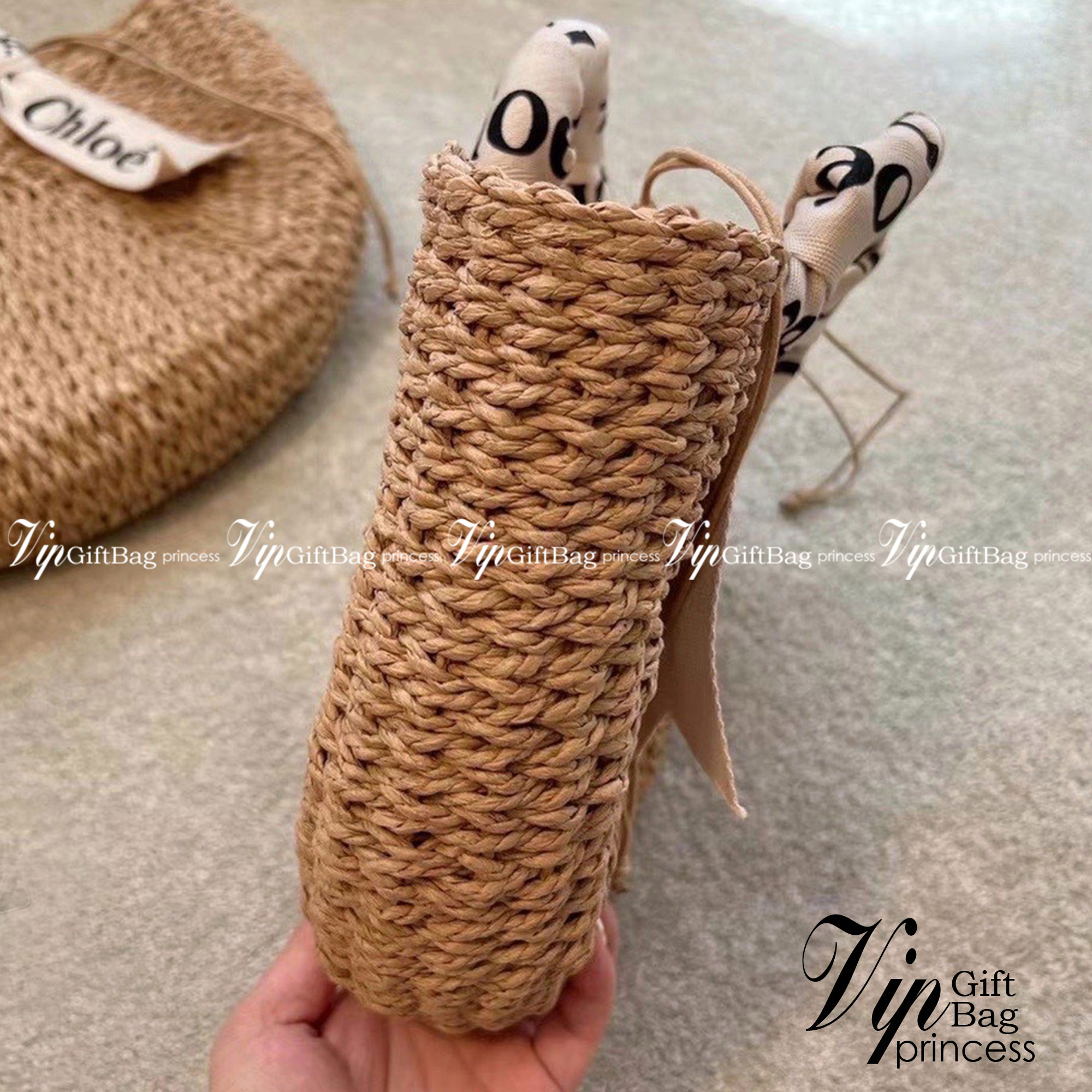 Chloe Straw Handbag Summer Beach Weave กระเป๋าสานสไตล์มินิมอล ซับในผ้าอย่างดี มาพร้อมผ้าผูกหูกระเป๋า สวยลงตัวรุ่นนี้ไม่ควรพลาดน้า สวยปังไม่ไหว ภาพสินค้าถ่ายจากงานขายจริง น่ารักมากค่ะ