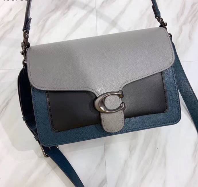 OUTLET 】COACH Tabby Shoulder Bag พร้อมส่งที่ไทย A modern take on an archival 1970s Coach design, our structured Tabby shoulder bag is crafted in polished pebble leather. Finished with our Signature hardware for an iconic touch, the versatile silhouette fe
