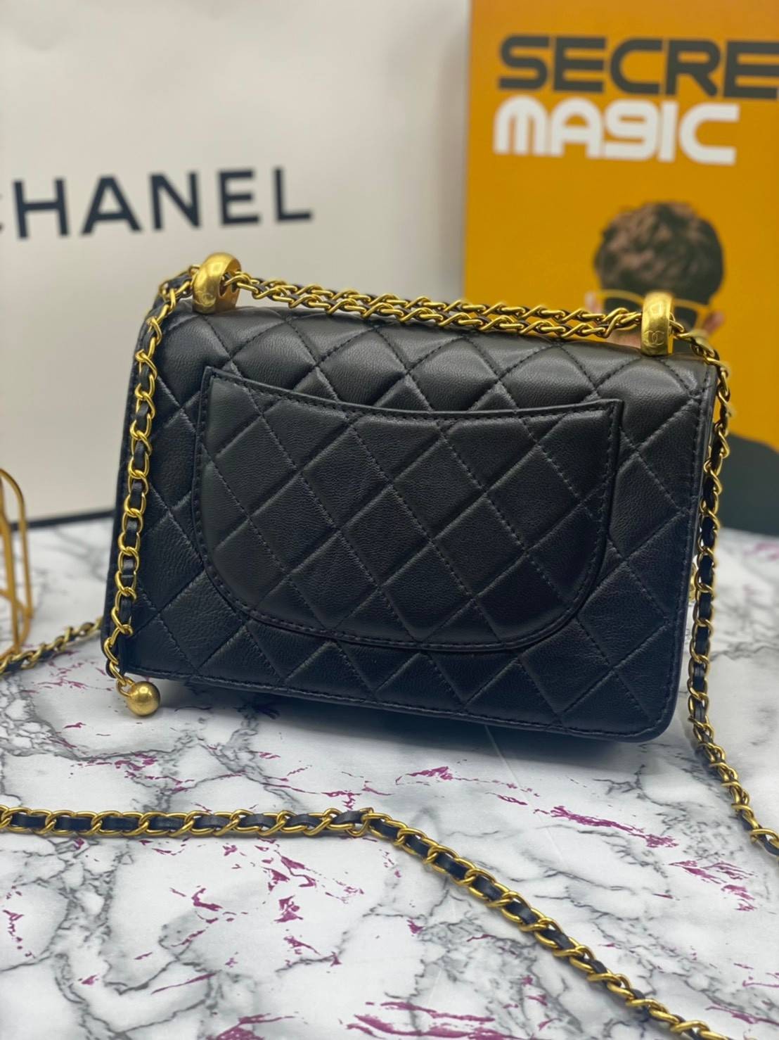 CHANEL WOC กระเป๋าสะพายหนังแท้ทรงสวยตลอดกาล งานหนังแท้เรียบสวย เนื้อนุ่ม อยู่ทรงคุณภาพดีตามแบบฉบับของแบรนด์ น้ำหนักเบา ด้านหน้ามีโลโก้แบรนด์อะไหล่ทองหรูหรา ปิดปิดด้วยฝาปิดกระดุม ตัวจริงสวยมากๆถูกใจรีบจองนะคะ