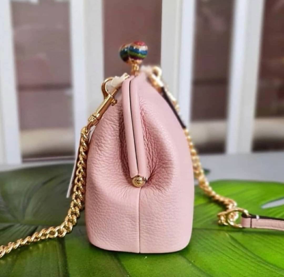 NORA KISSLOCK CROSSBODY (COACH C1451) ครอสบอดี้รุ่นนี้ น่ารักมากค่ะ ขนาดกำลังน่ารักเลยค่ะ ลูกคุณมากๆ ไม่เล็กและไม่ใหญ่มากเกินไป รุ่นนี้สามารถถอดสายสะพายได้ค่ะ ใส่ไอโพนตระกูลพลัสได้ ใส่กระเป๋าสตางค์ใบเล็กได้สบายๆเลยค่ะ