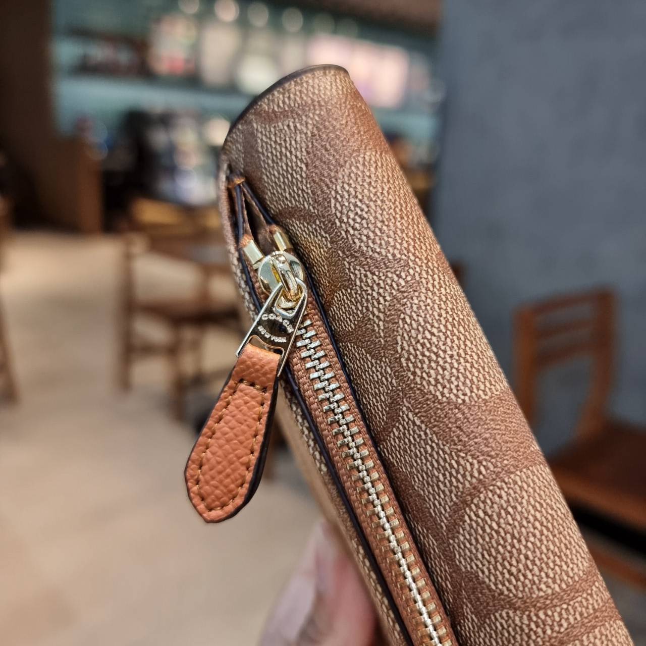COACH F52601 POP SLIM ENVELOPE WALLET IN SIGNATURE รุ่นขายดี ขายหมด!! รุ่นหายาก!! เติมสต็อคจ้า!! กระเป๋าสตางค์รุ่นฝาพับ ดีไซน์เรียบหรู คลาสสิค ใช้งานง่ายและสะดวกมากๆ ด้วยซองซิปที่เสียบด้านหลัง ถอดแยกออกมาใช้ได้ หรือเอาออก พกกระเป๋าเดี่ยวๆก็ได้ ถือใบนี้ดูไ