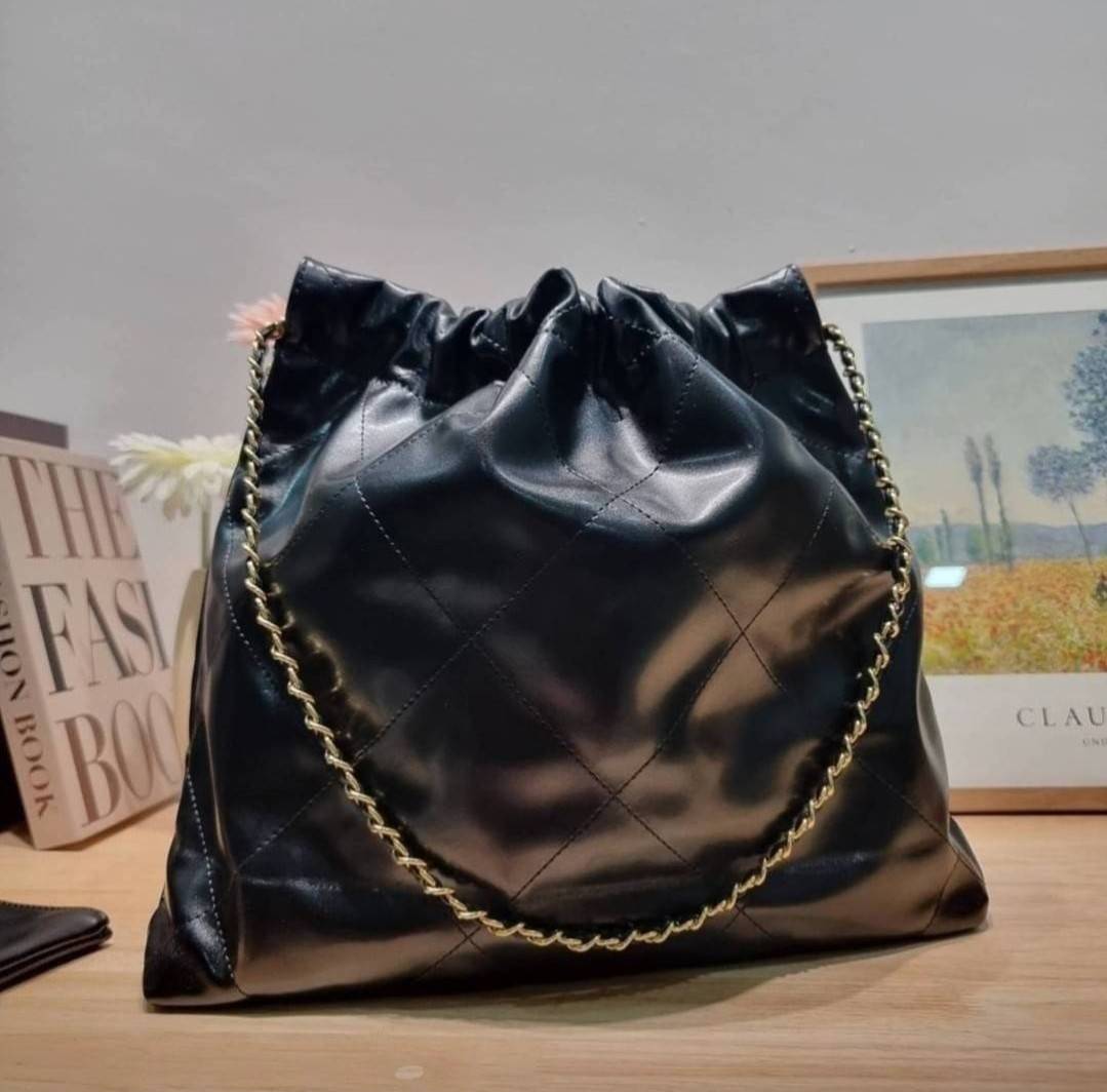 Chanel 22 bag เกินต้านที่สุดกับไอเท็มนี้ ที่สาวๆหรือใครๆก็ต้องมีแล้ว!! แค่เห็นก็หลงรัก กระเป๋าทรงสวย ดีเทลเรียบแต่มีความหรูแอบซ่อนอยู่ ด้วยดีไซน์สายสะพายโซ่สีทอง และโลโก้อันโดดเด่น ดีงามน่าหลงใหลมาก