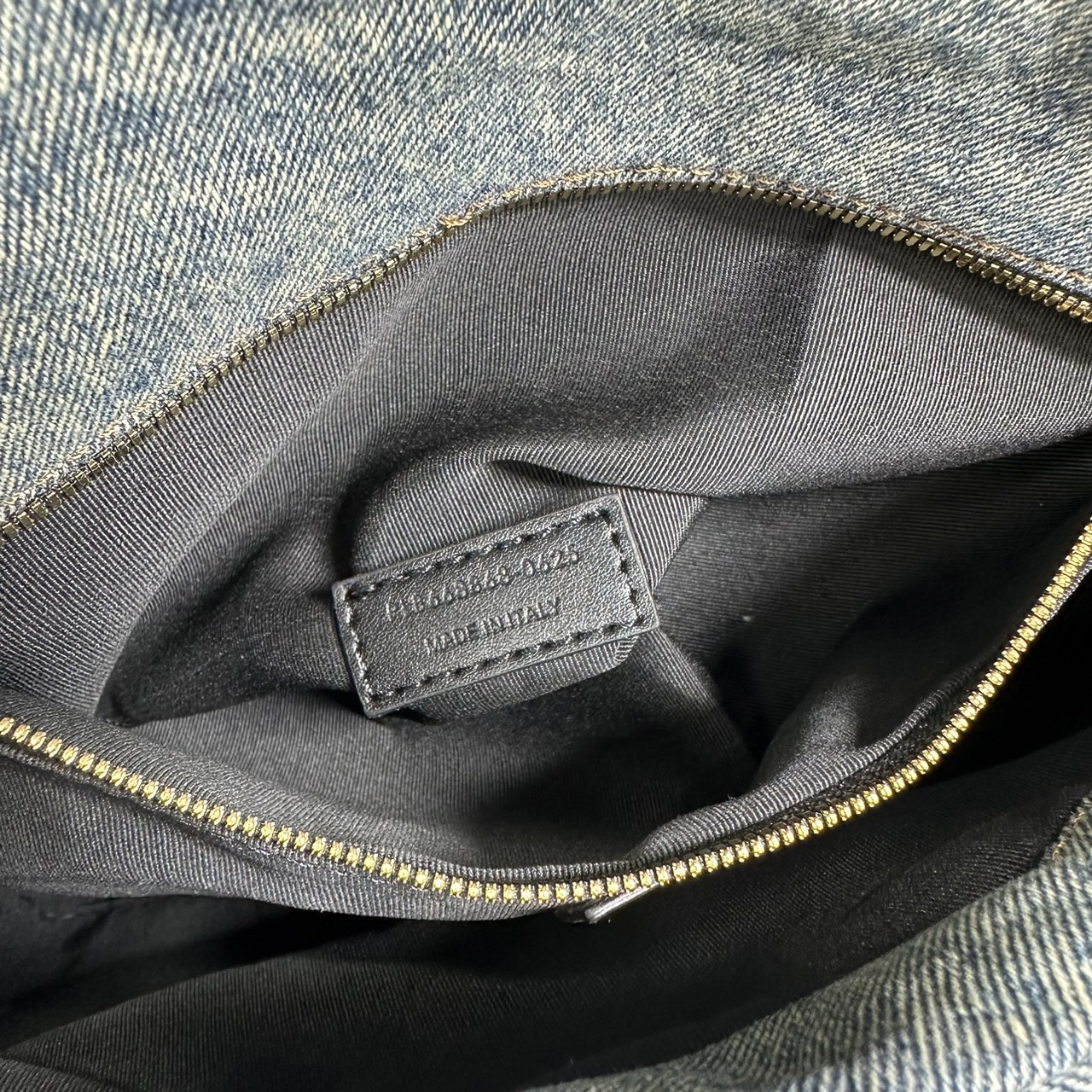 YSL Puffer denim shoulder bag กระเป๋าสะพายเดนิมฟอก สวยเท่ห์คลาสสิกลายเชฟล่อนเป็นเอกลักษณ์ ENVELOPE FLAP BAG WITH SOFT CHEVRON 🧡เกรดออริ ใช้งานต่างประเทศได้