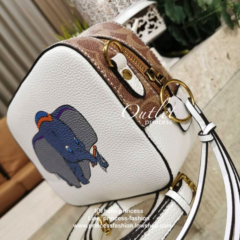 DISNEY X COACH Crossbody Bag 2019 New collection & Limited collection กระเป๋าสะพายขนาดกำลังน่ารัก วางอยู่ทรง วัสดุหนัง ลายตัวการ์ตูน Disney 3 charactors เปิดปิดด้วยซิป ภายในโล่ง ใส่ wallet ยาว มือถือได้ทุกรุ่นมีช่องเล็ก และช่องซิป พร้อมสายสะพายยาว ถอด ปรั