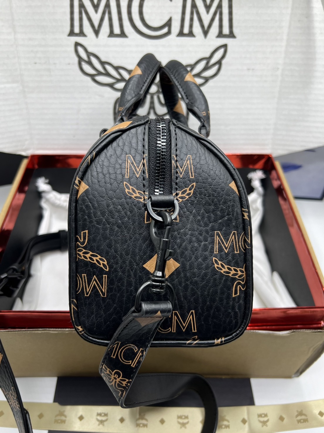 M.C.M Aren Boston Bag in Maxi Visetos with nappa leather trim กระเป๋าสะพายข้างบอสตัน คอลเลคชั่นสุดฮอต ดีไซน์โลโก้ใหม่ เกรดออริ สลับแท้ 1:1 ใช้งานต่างประเทศได้