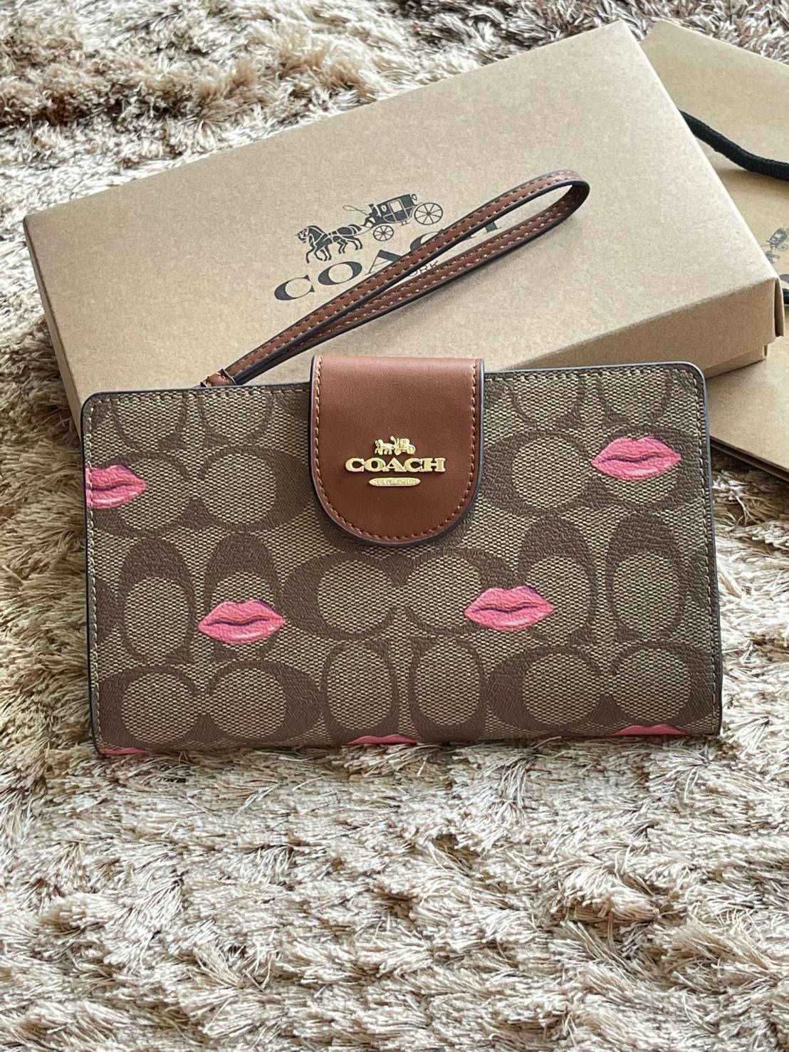 COACH TECH WALLET IN SIGNATURE CANVAS อีกหนึ่ง collection ของกระเป๋าสตางค์ที่ดีไซน์ทันสมัยให้ใช้งานได้แบบครบครัน เป็นกระเป๋าสตางค์ ที่มีช่องสำหรับใส่โทรศัพท์มือถือ ธนบัตร เหรียญ และบัตรต่าง ๆ ใช้งานแบบ2ด้าน เพิ่มความสะดวกสบายด้วยสายคล้องมือ ช่วยให้พกไปไหน