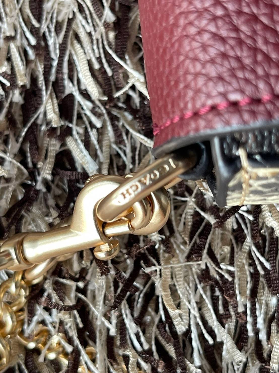 Coach grace series carriage logo handbag slingbag shoulderbag F2232 กระเป๋ามาพร้อมดีไซน์ที่ดูหรูหรา มีเอกลักษณ์เป็นที่จดจำได้ง่าย รวมถึงมีสีสันให้เลือกหลากหลายจึงครองใจสาว ๆ ได้ไม่ยาก โดยกระเป๋าออกแบบให้มีลักษณะเป็นกระเป๋าสะพายไหล่ทรงเหลี่ยมสุดคลาสสิก ที่