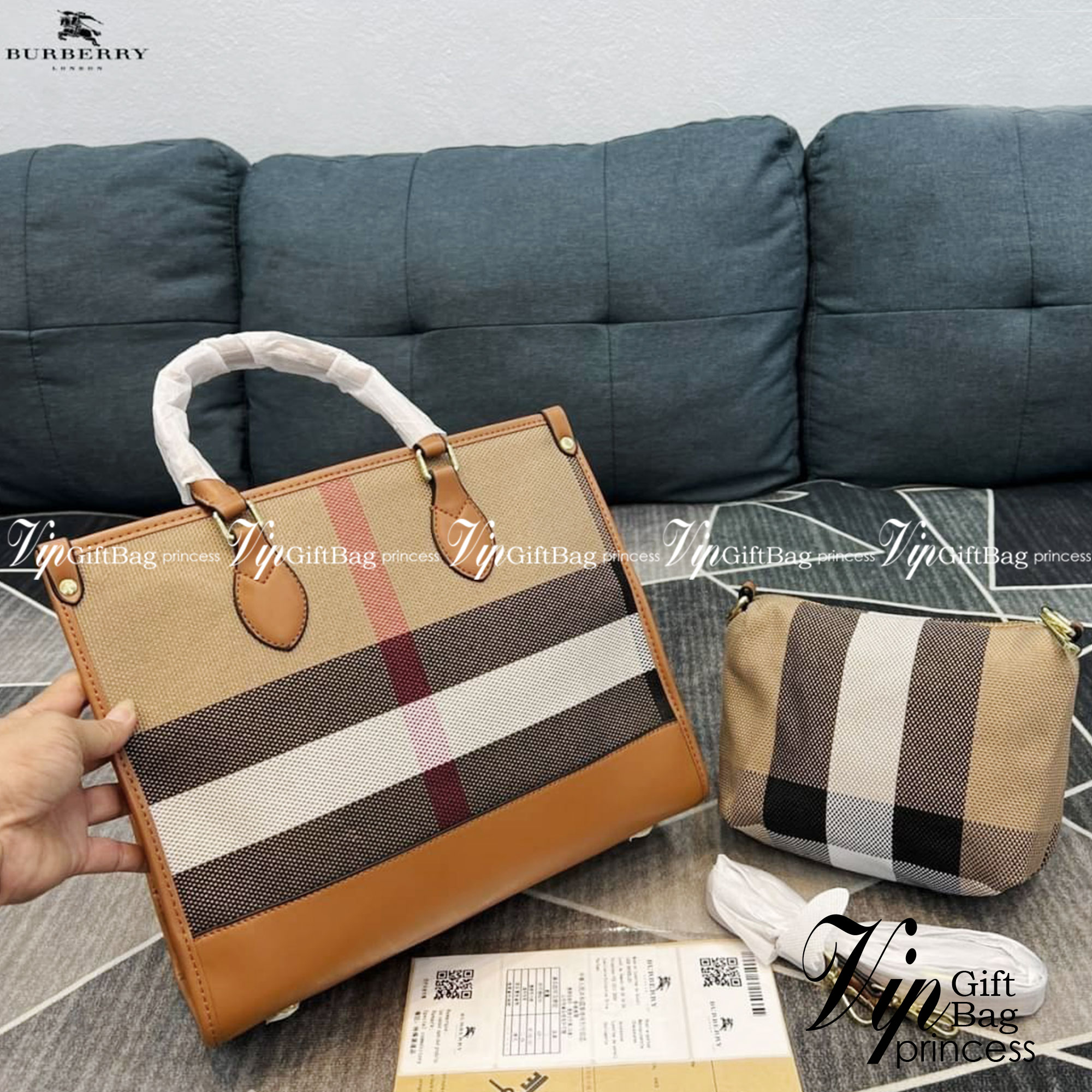 BURBERRY TOTE VINTAGE BAG / Burberry Crossbody Bag กระเป๋าสะพายทรงโท้ทลายวินเทจ สวยคลาสสิก จุของได้เยอะมาก มาพร้อมใบเล็ก รุ่น unisex ใช้ได้ทั้งชาย/หญิง โทนสีใช้งานง่าย หลายโอกาส วัสดุหนังและ Canvas อย่างดี สวยอยู่ทรง ภายในโล่งกว้าง ไอเท็มแนะนำ Must Have! 