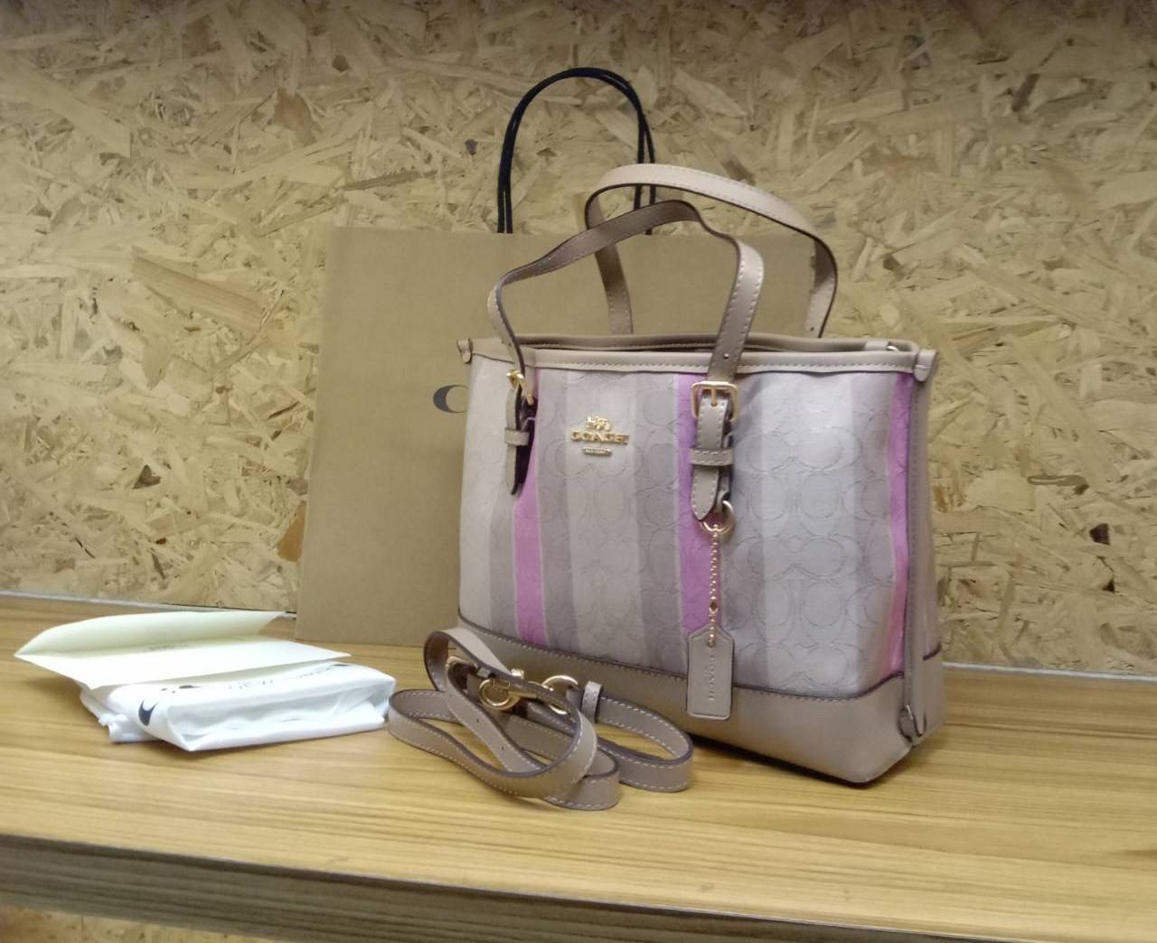 COACH Mollie Tote 25 In Signature Jacquard With Stripes พร้อมส่งที่ไทย ภาพสินค้าถ่ายจากงานขายจริง ใช้งานต่างประเทศได้