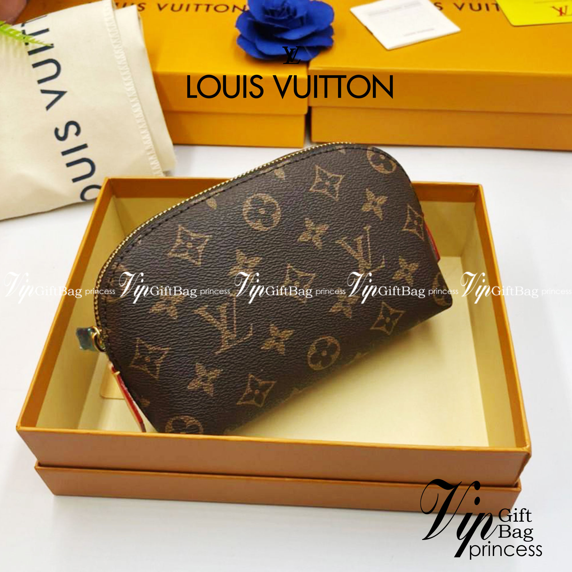 หนังแท้ LOUIS VUITTON COSMETIC POUCH Monogram พร้อมส่งที่ไทย กระเป๋าใส่เครื่องสำอางขนาดกะทัดรัดนี้ในผ้าใบ Monogram สามารถใส่ลงในกระเป๋าถือหรือกระเป๋าเดินทางได้อย่างง่ายดาย รูปร่างกลมและฐานแบนช่วยให้เข้าถึงผลิตภัณฑ์ขนาดเล็กได้