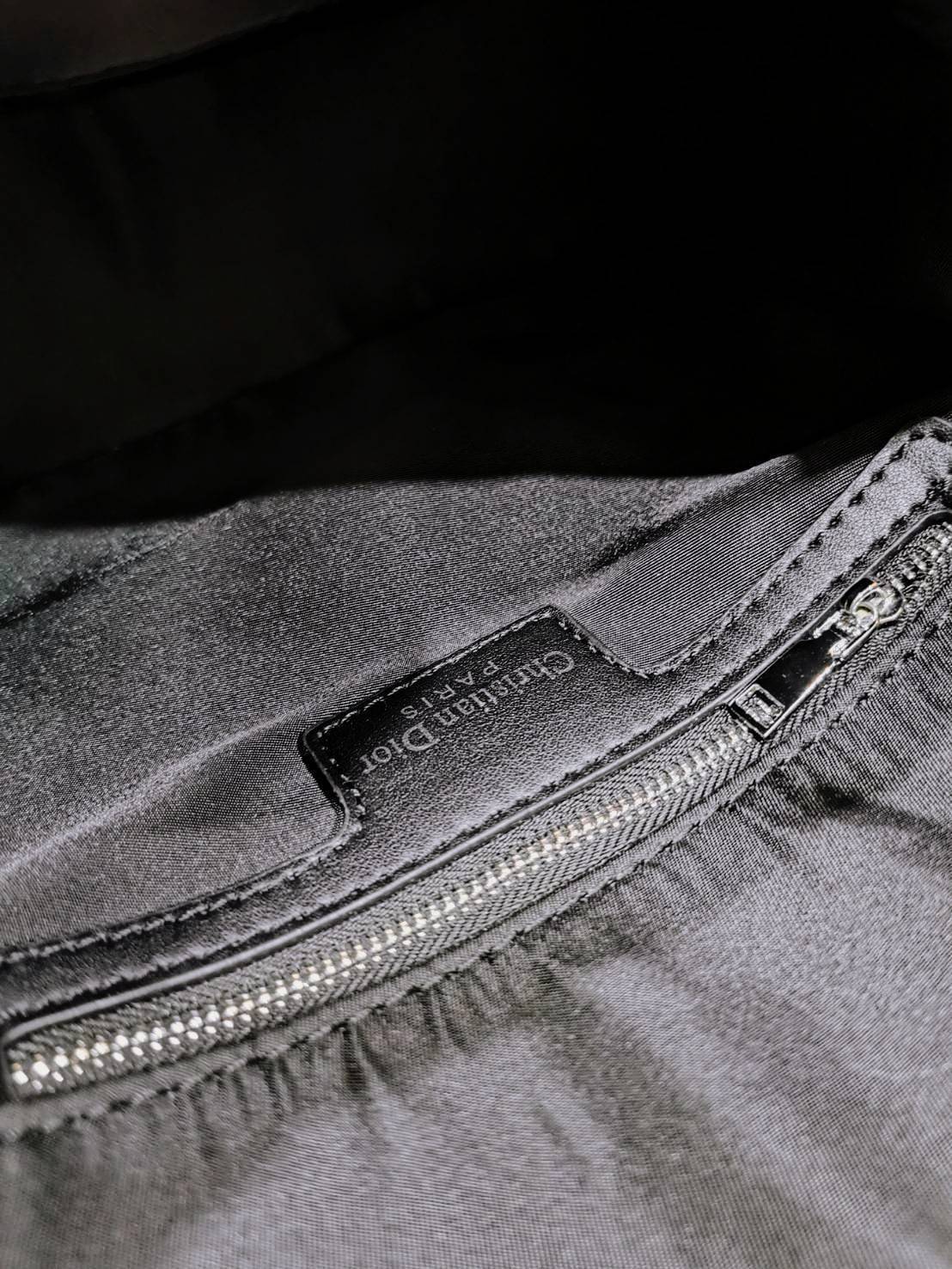 CHRISTIAN DIOR MESSENGER BAG GIFT WITH PURCHASE (GWP) พรีเมี่ยมกิ้ฟรุ่น Limited จาก DIOR DUTYFREE COUNTER ดีไซน์ทรงสี่เหลี่ยมขึ้นลาย Dior สวยหรูดูดีโดดเด่นเป็นเอกลักษณ์ เปิดปิดด้วยฝาปิดกระดุมแม่เหล็ก ภายในโล่งมีโลโก้และช่องซิปใส่มือถือ กระเป๋าสตางค์ยาว ขอ