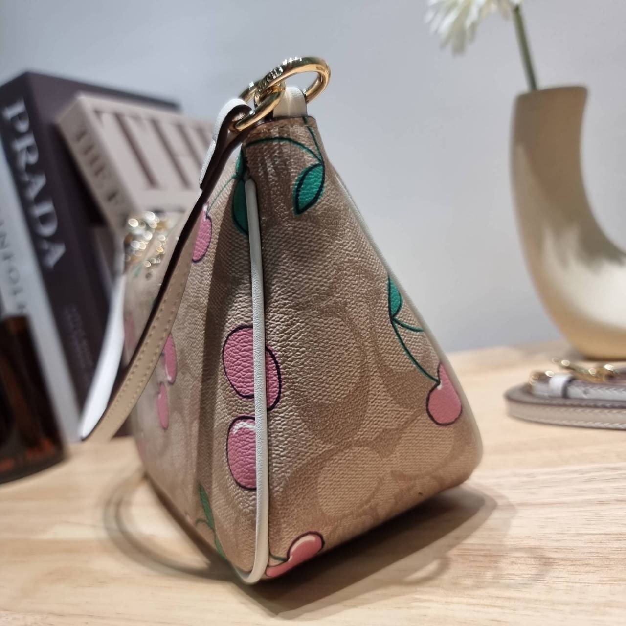 COACH F58321 TOP HANDLE POUCH คอลเลคชั่นสุดฮิต กับดีไซน์ใหม่ น่ารักน่าใช้ทุกแบบ กระเป๋าพอชทรงใช้งานง่าย สะดวก กะทัดรัด วัสดุหนังแคนวาสเคลือบคุณภาพ มาพร้อมสายคล้องในตัว และสายสะพาย crossbody ปรับเปลี่ยนได้ตามสไตล์ อีกหนึ่งไอเท็มที่สาวๆต้องมี ในราคาสุดคุ้ม 