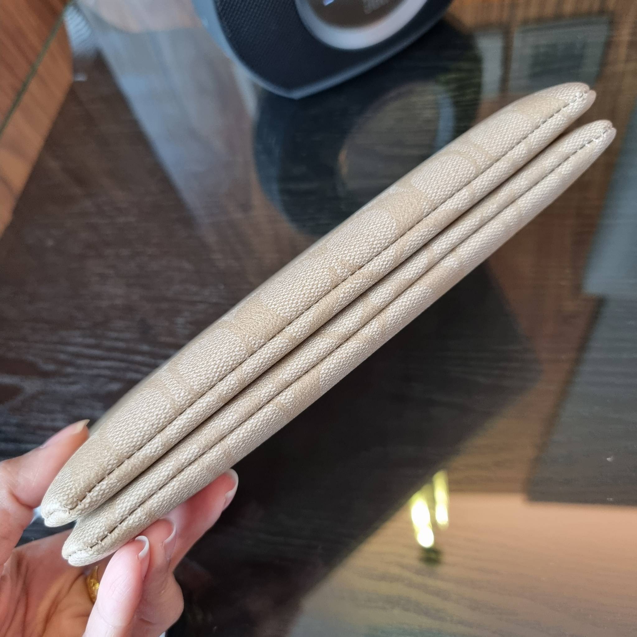 COACH F54057 DOUBLE ZIP WALLET IN SIGNATURE กระเป๋าคล้องมือ size L ใบนี้ใส่มือถือได้ทุกรุ่น ขนาดกำลังดี พกพาสะดวกมากๆ วัสดุหนังสังเคราะห์ ภายในเป็นผ้าสีสวยคม ใส่ธนบัตร ใส่บัตรได้เยอะ ใส่มือถือได้สบายๆทุกรุ่น ตอบโจทย์สาวๆที่ไม่ชอบพกเยอะวุ่นวายจ้า ใบนี้เอาอ