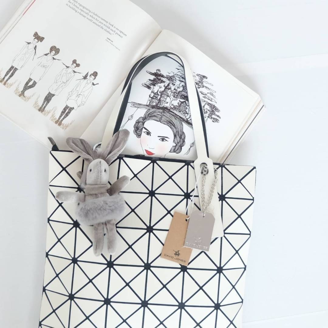 ทรงสุดฮิตจากแบรนด์ David Jones รุ่น Candy color ใบนี้ มาพร้อมกับน้องกระต่าย สีเข้า set กับกระเป๋าคะ กระเป๋า ทรง Tote