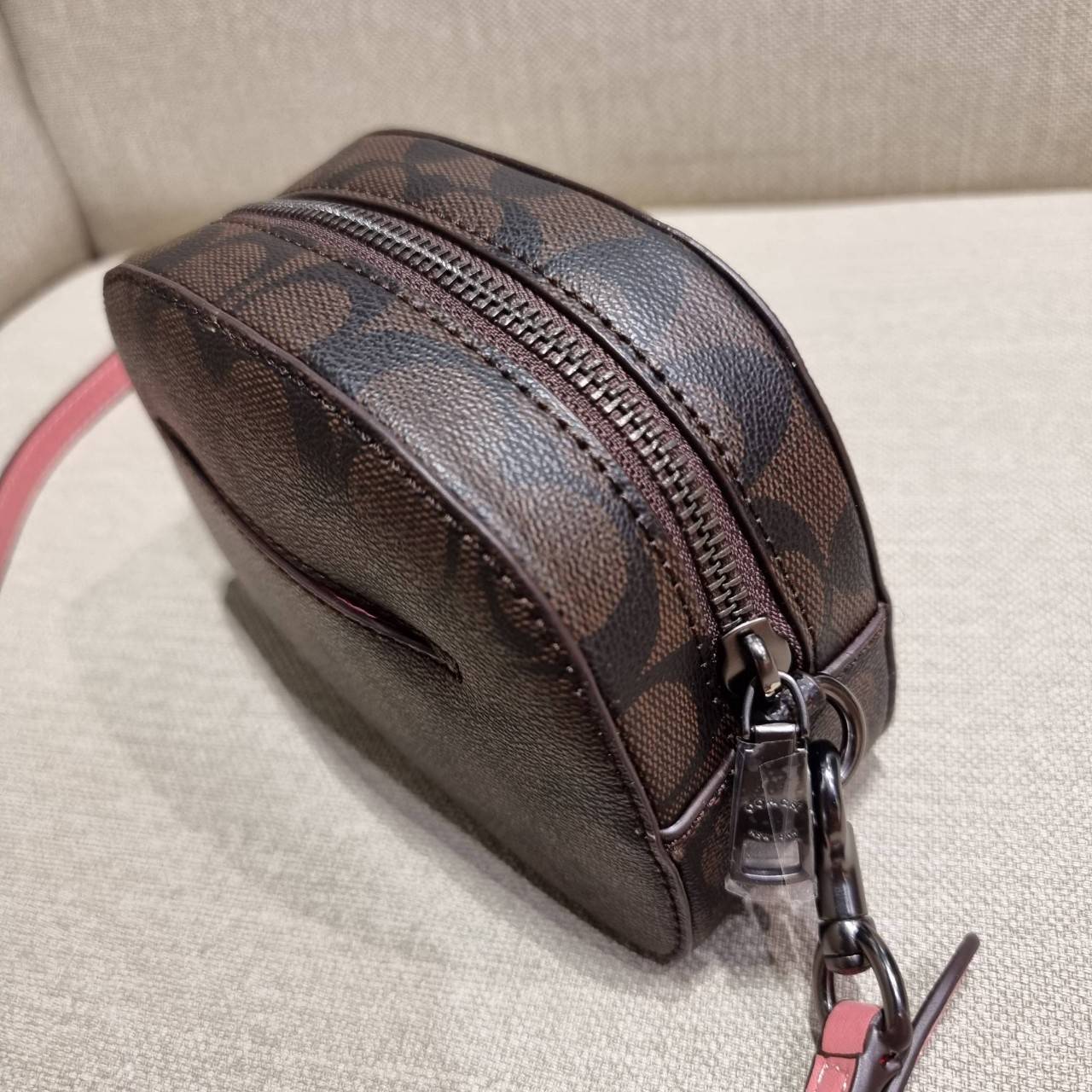 COACH 2628 MINI SERENA CROSSBODY IN SIGNATURE CANVAS ใหม่ที่สุด!! พร้อมส่งทุกสีเด็ด!! ย่อส่วนกระเป๋าสะพายคอลเลคชั่นยอดฮิต มินิเซเรนา ที่รับรองว่าน้องน่ารักม้ากกก!! ขนาดเล็กกุ๊งกิ๊ง แต่ดีเทลยิ่งใหญ่ วัสดุหนังแคนวาสเคลือบลาย เปิด-ปิดด้วยซิป สะดวกใช้ ภายในเป