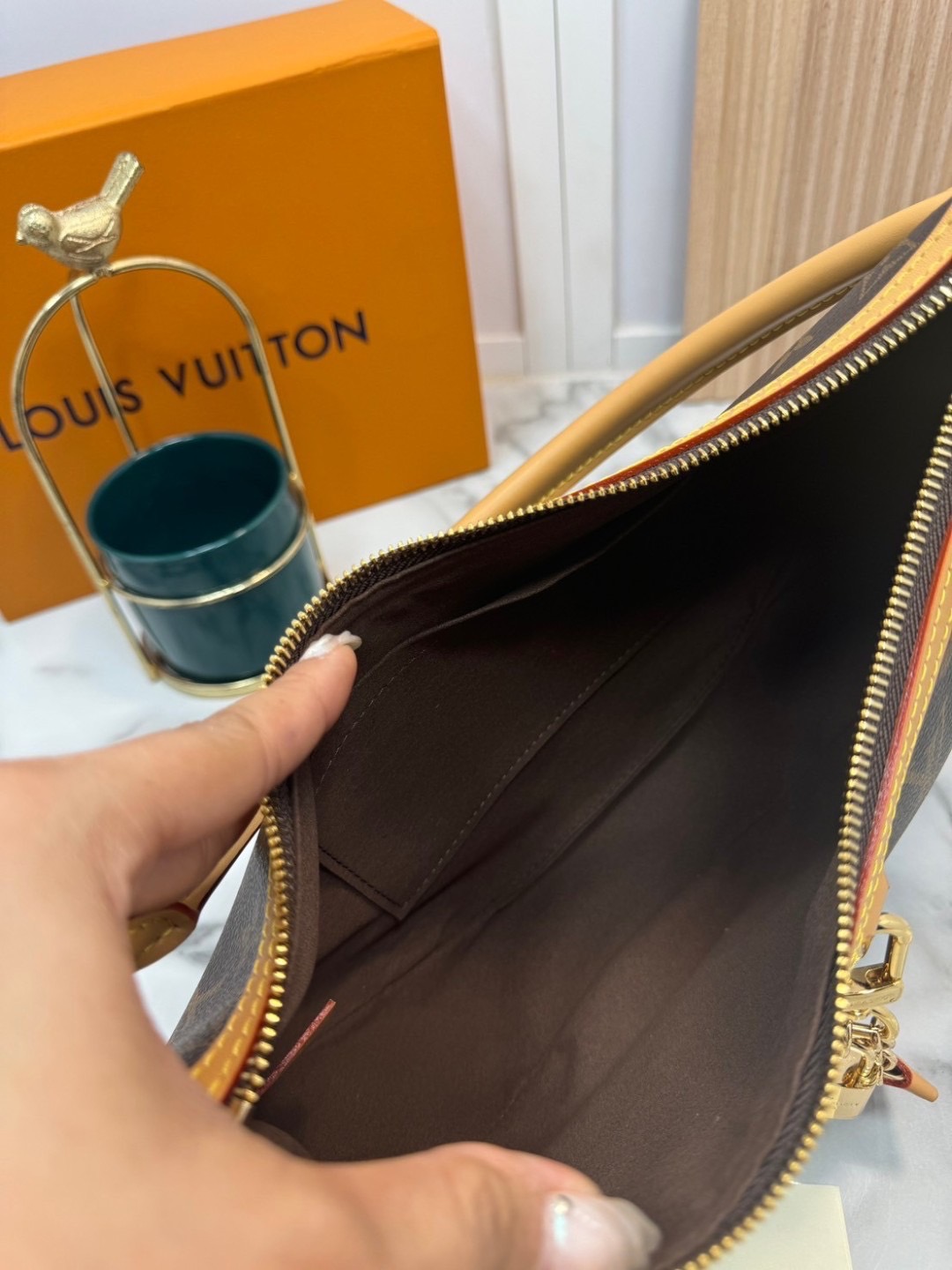 ORI | LV Looping Monogram Canvas Bag / lvhobo กระเป๋าถือทรงโฮโบพร้อมสายสะพายสปอร์ต หนังแท้แคนวาสแท้ ดีไซน์สไตล์ยุค'90s สุดไอคอนิกจากคอลเลคชั่น Cruise 2022