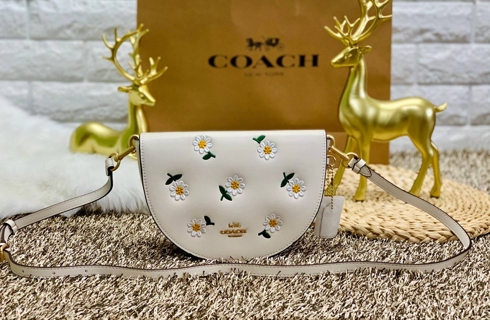 ใหม่ล่าสุด สวยก่อนใครแน่นอนค่า😘COACH ELLEN CROSSBODY WITH DAISY EMBROIDERY((C2863)) 💐พร้อมส่งจำนวนจำกัดค่ะ! กระเป๋าสะพายแบบครอสบอดี้ร์ หนังแท้นิ่มอย่างดีค่ะ 💐ด้านหน้าปักดอกซี่ความหมายดีๆ ละมุนสวยงามมากๆค่ะ เปิดปิดกระเป๋าแบบแม่เหล็ก