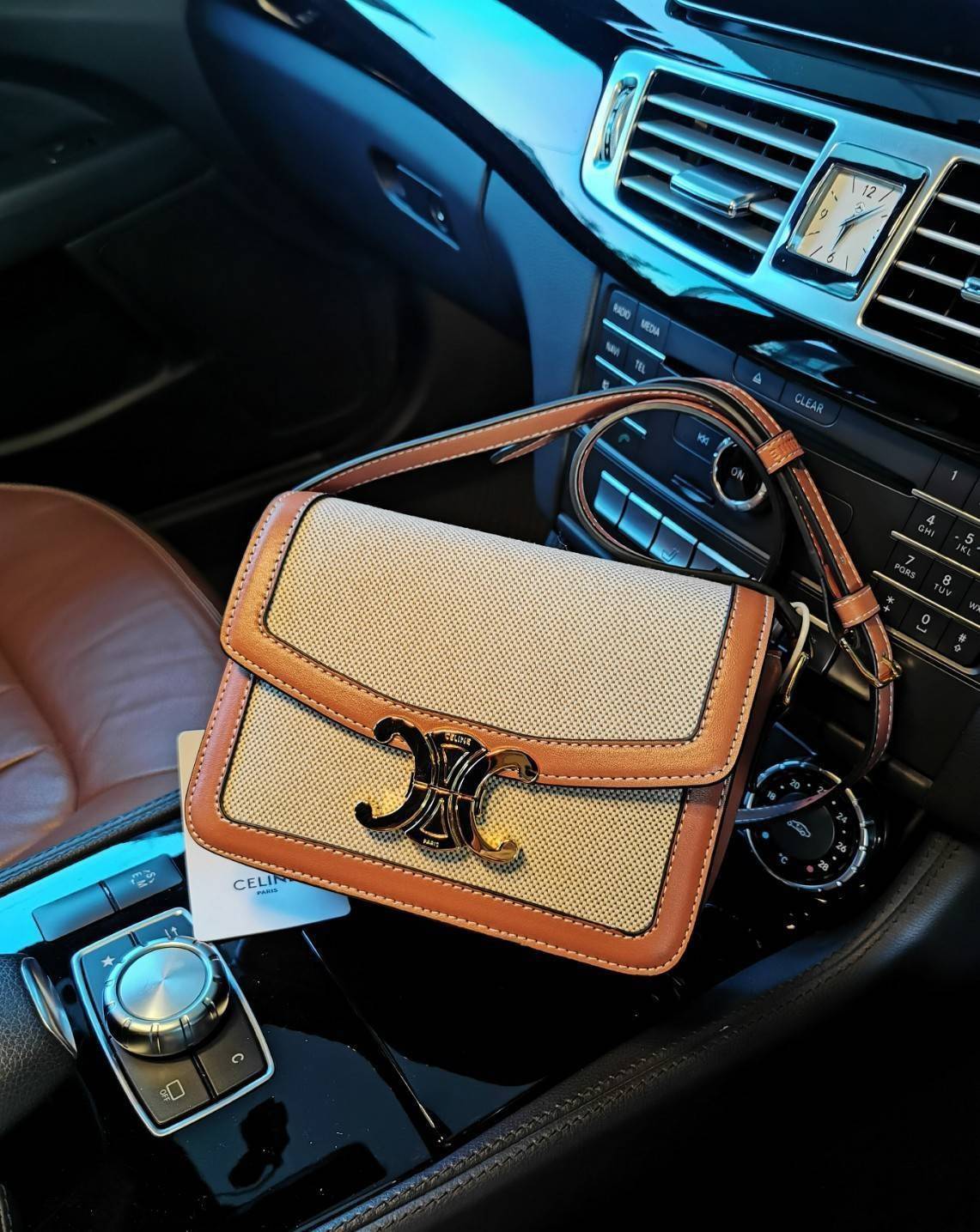 CELINE TRIOMPHE CROSSBODY BAG VIP GIFT WITH PURCHASE-GWP พรีเมี่ยมกิ๊ฟ Limited Edition จาก CELINE PERFUME DUTY FREE COUNTER วัสดุ TRIOMPHE CANVAS & LEATHER ทรงเหลี่ยมหนังสวยหรูอยู่ทรงเปิดปิดด้วยฝาปิดโลโก้แบรนด์อะไหล่ทอง