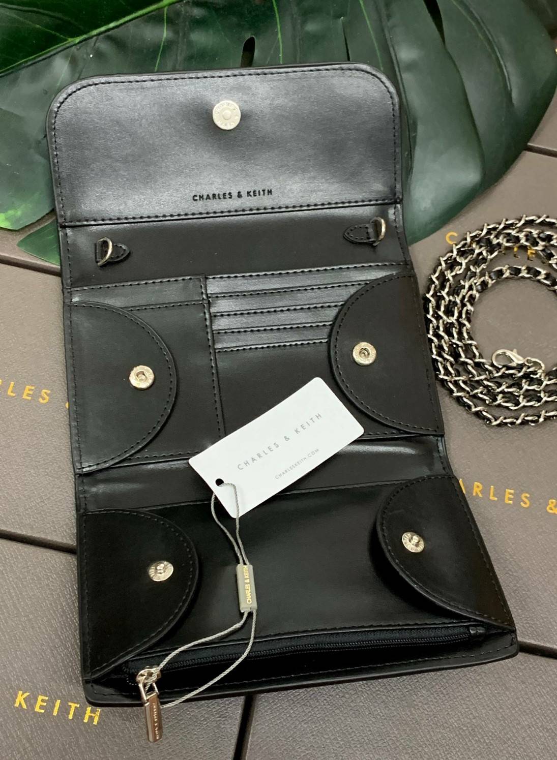 CHARLES & KEITH BAG กลับมาอีกครั้ง รุ่นขายดีค่ะ...กระเป๋าสตางค์มีสายสำหรับสะพายข้างหรือแบบครอสบอดี้ร์ได้ค่ะ วัสดุหนังเรียบ ด้านหน้ามีอะไหล่โลโก้แบรนด์ เปิดปิดกระเป๋าแบบกระดุมแม่เหล็ก ภายในมีช่องใส่ธนบัตร สามารถใส่แบงค์พันได้ค่ะ มีช่องใส่บัตรต่างๆ ช่องซิปส
