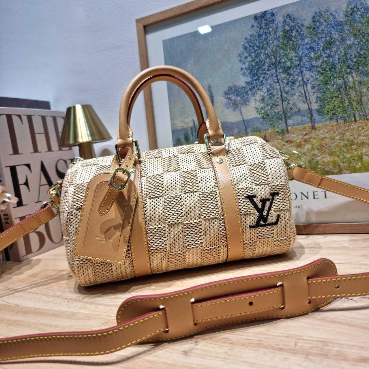LV Keepall Bandoulière 25 / Lv bandouliere sunset bag กระเป๋าทรงหมอนสวยเก๋ ดีไซน์เริ่ดไม่ซ้ำใคร ลวดลายเอกลักษณ์ถักทอด้วยวัสดุรักษ์โลกดูดีมากๆ