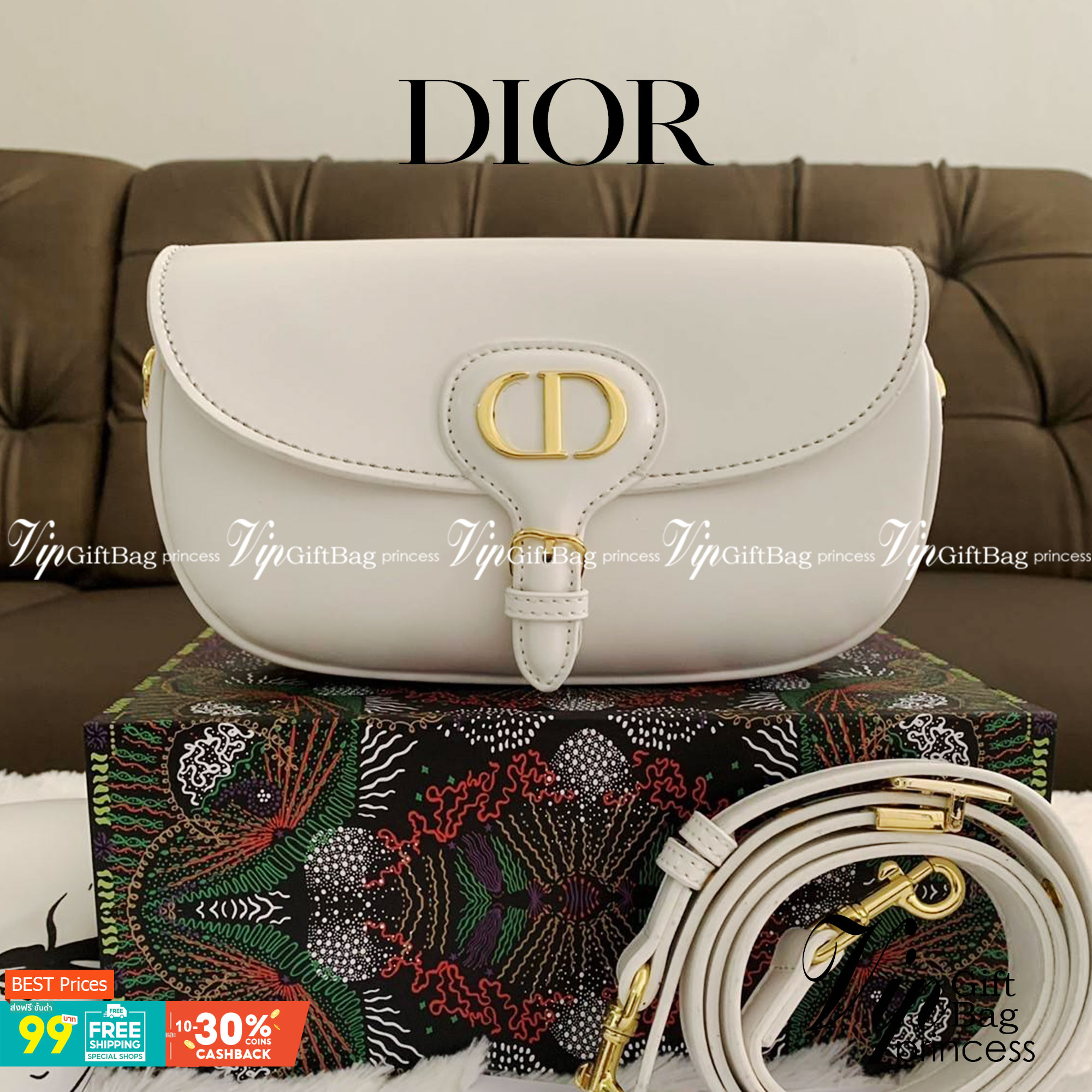 DIOR BOBBY EAST-WEST BAG (GWP) พรีเมี่ยมกิ้ฟ Limited Edition กระเป๋าสะพายขนาดกระทัดรัด น่ารักมากมาย วัสดุหนังแท้ (Calfskin) อะไหล่ทอง ตกแต่งด้านหน้ากระเป๋าแบบหัวเข็มขัด ประดับโลโก้ CD ด้านหลังสกรีนตัวอักษร "30 MONTAIGNE" มีช่องสำหรับเก็บของหนึ่ง