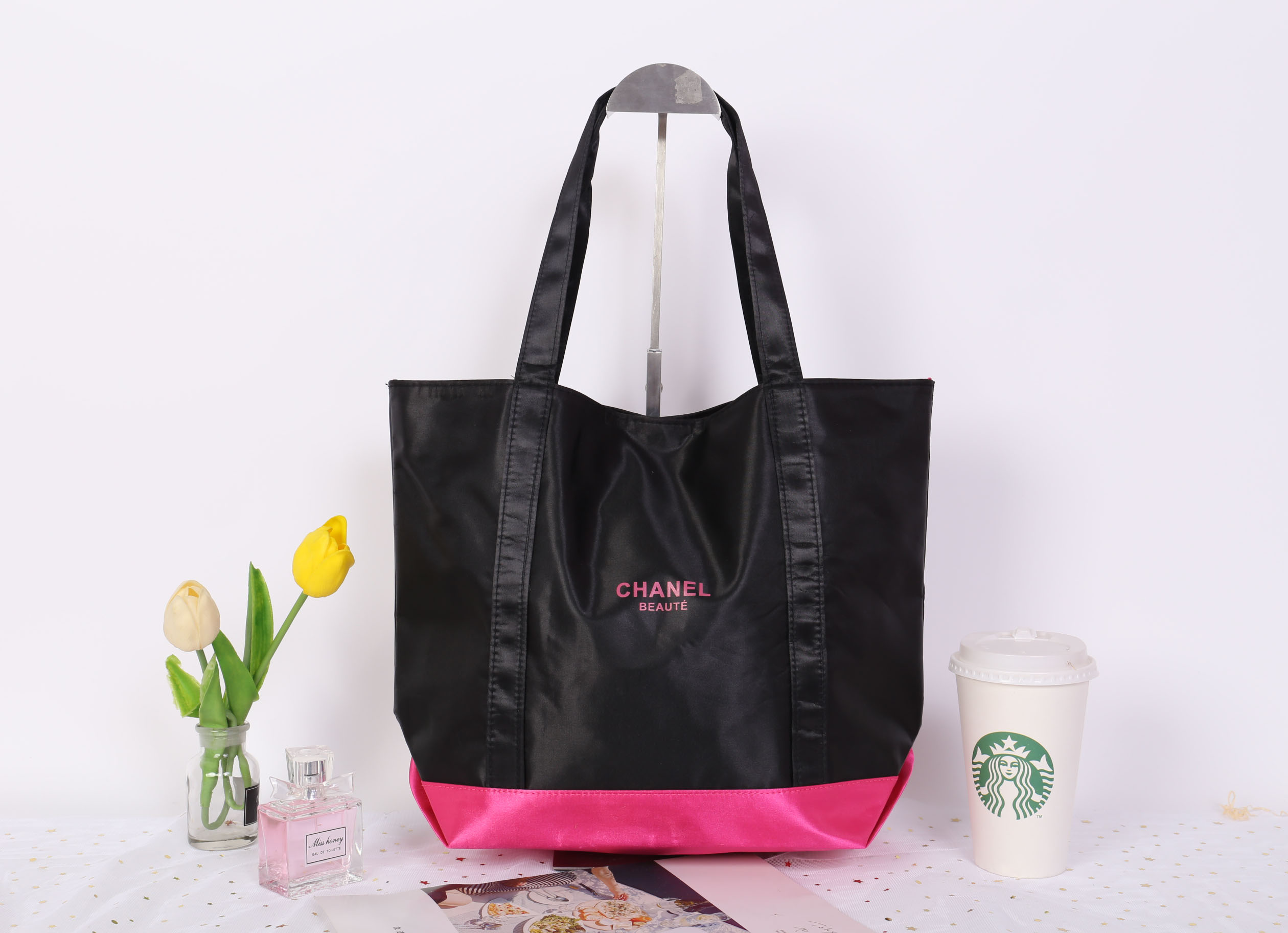 Chanel Satin Shoulder bag วัสดุ (Material) : Satin กระเป๋าสะพายข้าง ขนาดกำลังดีค่ะ ใส่เอกสารหนังสือได้นะคะ ด้านในซับผ้าลายเดียวกับสีกระเป๋าเลยค่ะ เป็นกระดุมแม่เหล็กเปิดปิด สินค้าพรีเมี่ยมแท้ แถมจากเค้าเตอร์แบรนด์ประเทศญี่ปุ่นค่ะ