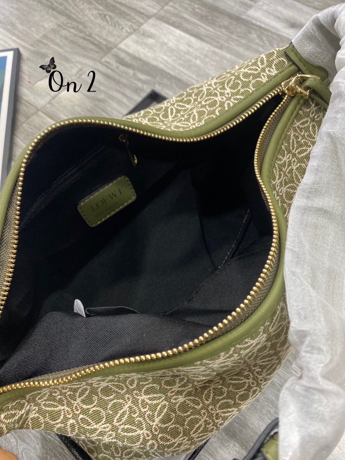 LOEWE Cubi Anagram Small Leather-trimmed Logo-jacquard / LOEWE HANDTASCHE 'CUBI ANAGRAM SMALL' HELLGRÜN คอลเลคชั่นยอดฮิต กับ 4 สีใหม่ล่าสุด กระเป๋าทรงพอช ใบกำลังสวย ดีไซน์ดีเทลน่ารัก