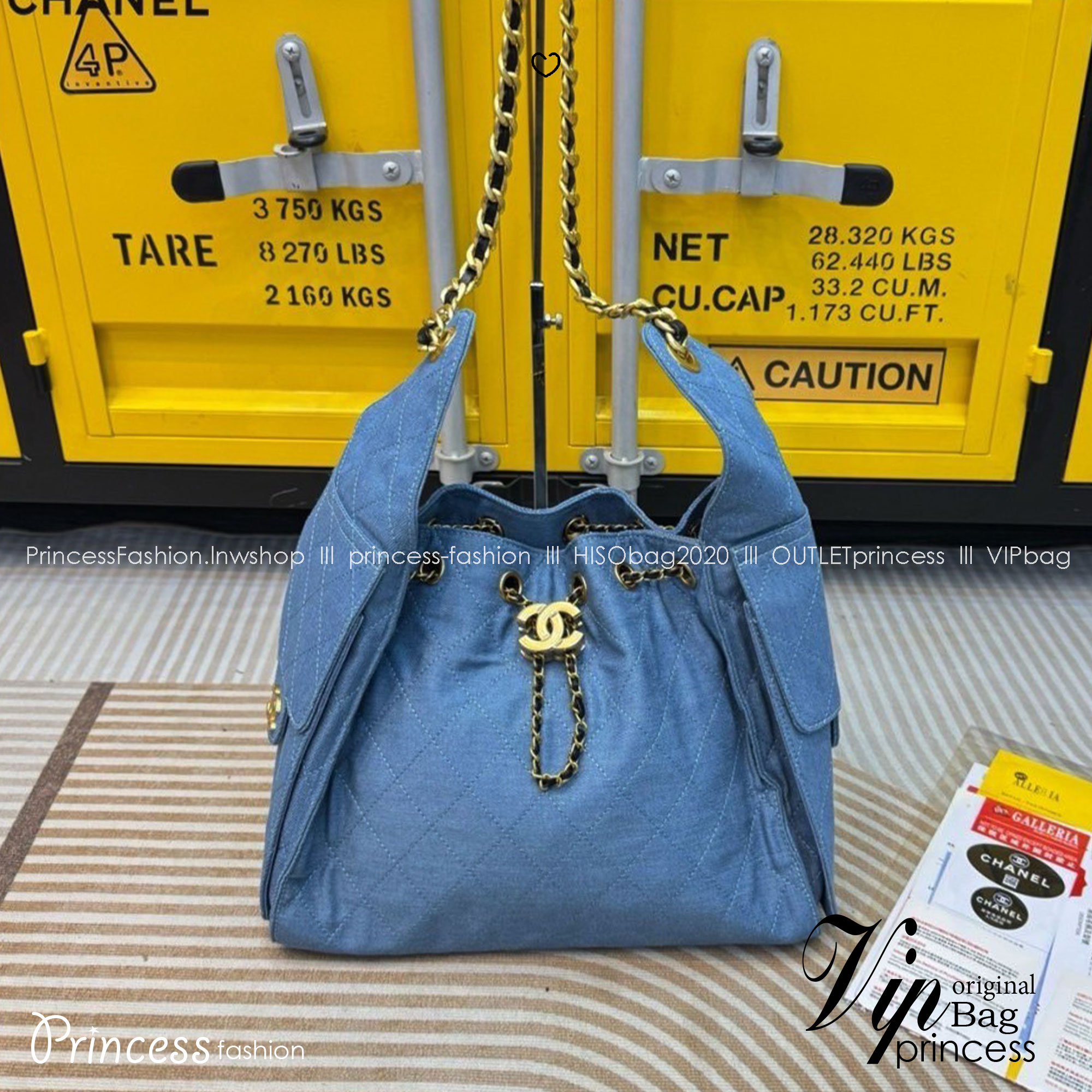 CHANEL 25 Small Handbag กระเป๋าสะพายทรงโฮโบเดนิม คอลใหม่ล่าสุด ต้อนรับฤดูกาล SPRING-SUMMER 2025 รูปทรงใช้งานได้จริง จุของได้ ถือเก๋ๆ เอวี่เดย์ลุค บอกเลยว่าดีไซน์เก๋มาก