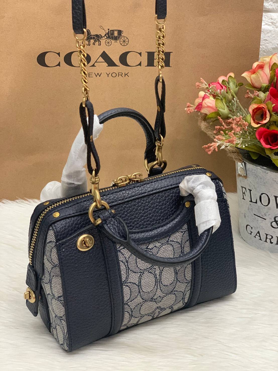 COACH LARK BAG 19 IN SIGNATURE JACQUARD พร้อมส่งที่ไทย สวยก่อนใครแน่นอนค่ะ กระเป๋าสะพายข้าง//ครอสบอดี้ร์ วัสดุหนังแท้+Jacqurd ได้ลงตัวสวยงามมากๆค่ะ มีช่องใส่ของจุกจิกทั้งด้านหน้าและหลัง ;เปิดปิดกระเป๋าแบบซิปคู่ ภายในสามารถใส่กระเป๋าเงินใบกลางได้;มือถือได้