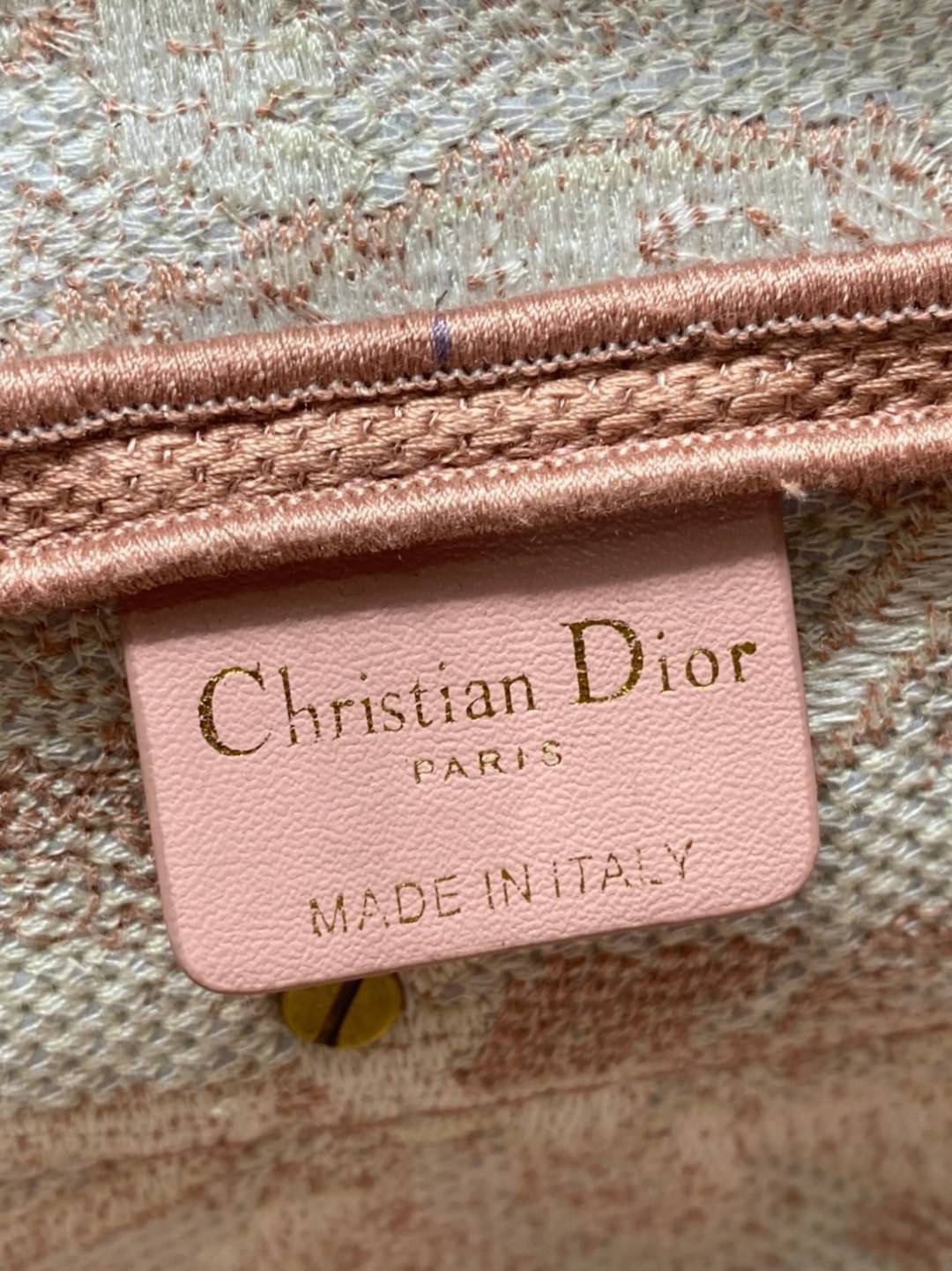 หนังแท้ DIOR SADDLE BAG Toile de Jouy Embroidery กระเป๋ารุ่นยอดนิยมตามแบบฉบับแบรนด์ พร้อมส่งที่ไทย เกรดออริจินอลหนังแท้ ภาพสินค้าถ่ายจากงานขายจริง ใช้งานต่างประเทศได้ค่ะ