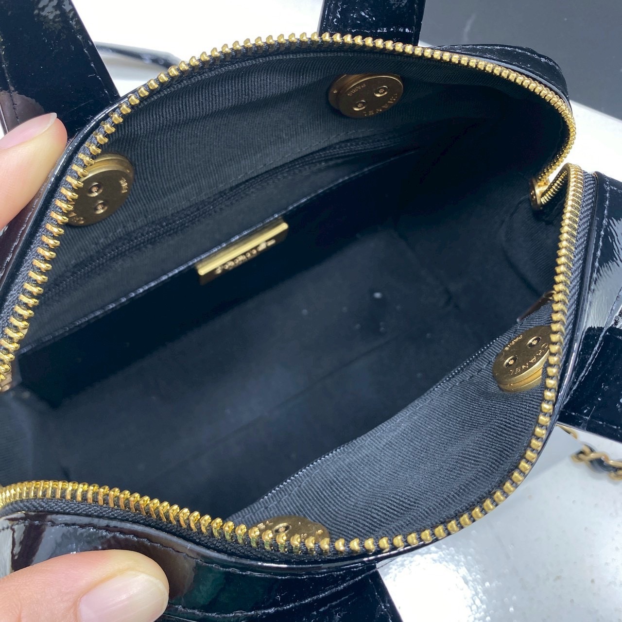 ORI หนังแท้ | Chanel Small Bowling Bag Crumpled Leather / Chanel Keepall Bag กระเป๋าถือ กระเป๋าสะพายรุ่นใหม่ล่าสุด ดีไซน์หนังยับเงา ในคอลเลกชัน Métiers d’art ปี 2024/25 ด้วยลูกเล่นของเนื้อสัมผัสและรูปแบบ