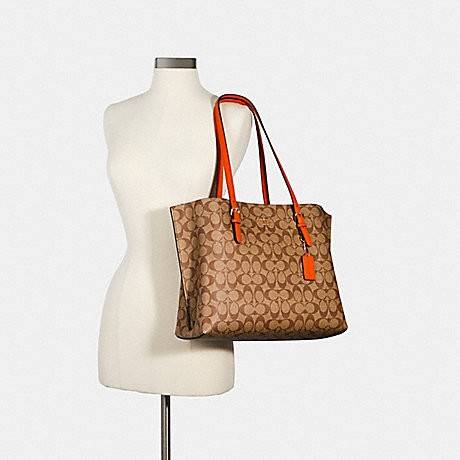 COACH 1665 MOLLIE TOTE IN SIGNATURE CANVAS กระเป๋าโท้ทใบใหญ่ ไม่ต้องกลัวของหล่นหายอีกต่อไป!! ทรงสวยใส่ของได้เยอะจริงๆ สีนี้คือคุณหนูหรูจัดมาก!! วัสดุหนังแคนวาสเคลือบลาย ภายในโล่งกว้าง มีช่องซิปกลางใส่ของได้อีก สะพายใบนี้ไปต่างจังหวัดได้สบายๆ ตอบโจทย์สาวๆท