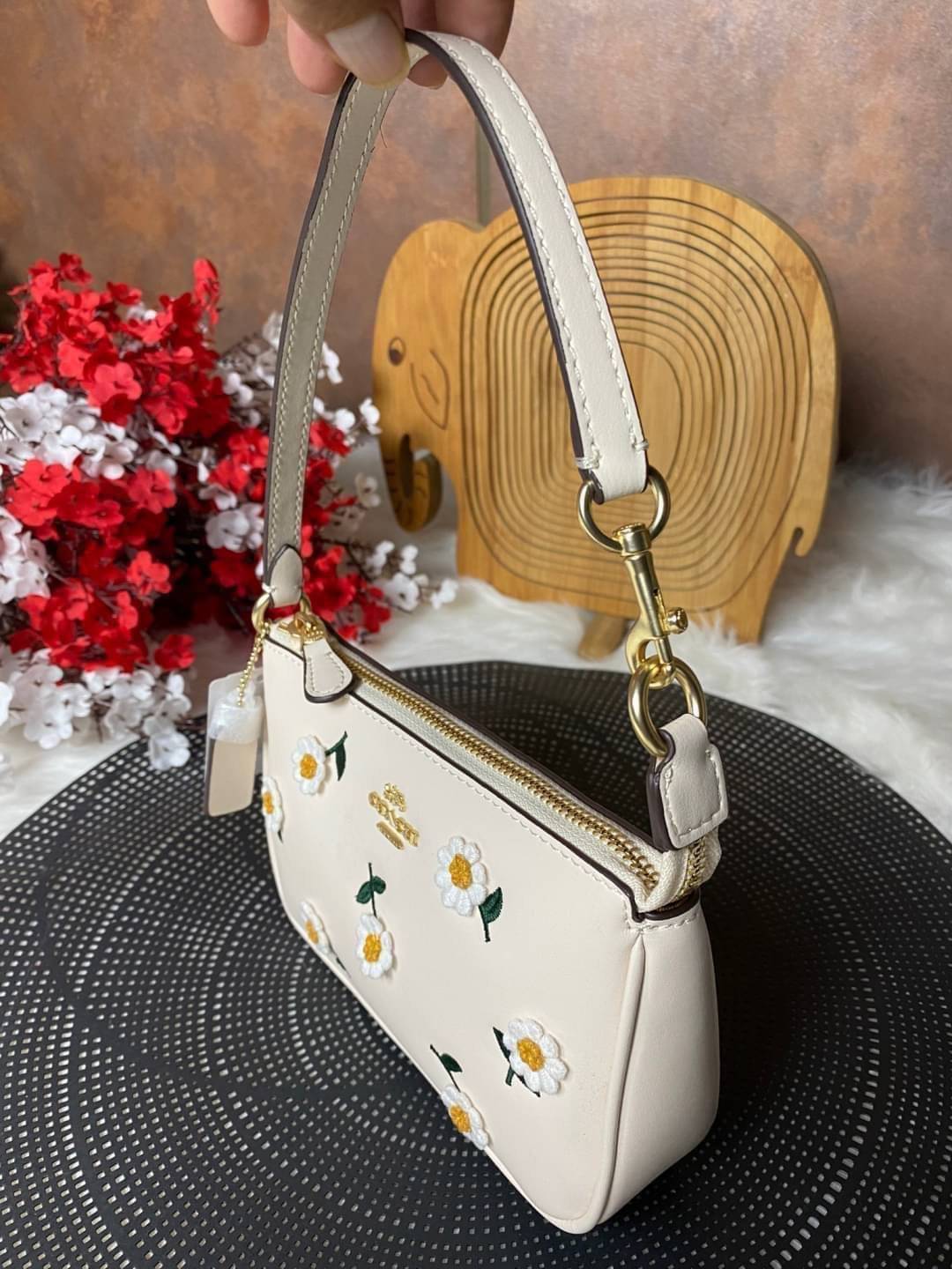 COACH NOLITA DAISY BAG (coach C3356) พร้อมส่งทันทีค่ะ! กระเป๋าหิ้ว//คล้องไหล่ หนังแท้เรียบสวย จุดเด่นด้านหน้าปักดอก Daisy แบบ3D นูนขึ้นมาสวยงามสะดุดดตามากๆค่ะ เปิดปิดกระเป๋าแบบซิป ภายในใส่มือถือได้ทุกรุ่น;กระเป๋าเงินใบกลางได้;มีช่องเสียบบัตร2ช่อง;และช่องใ