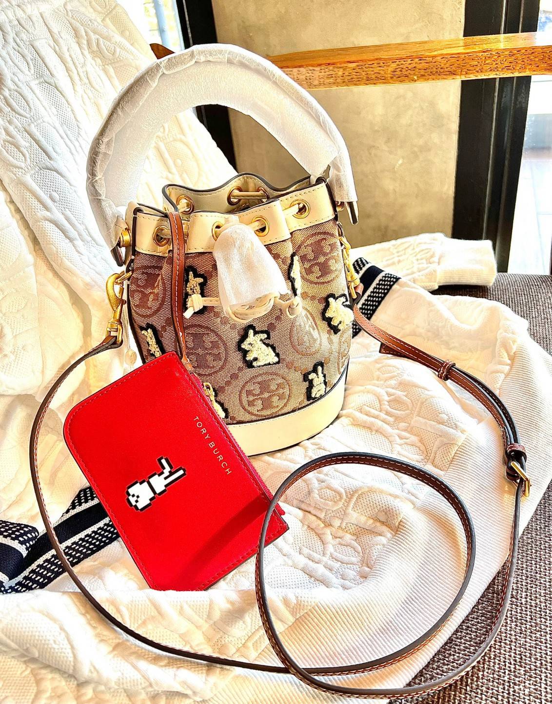 TORY BURCH MINI T MONOGRAM EMBROIDERED RABBIT BUCKET BAG WITH LEATHER SMALL WALLET ((143230)) 🎁 เปิดตัวรุ่นใหม่ได้น่ารักและสวยงามมากๆ พร้อมส่งที่ไทยก่อนใคร