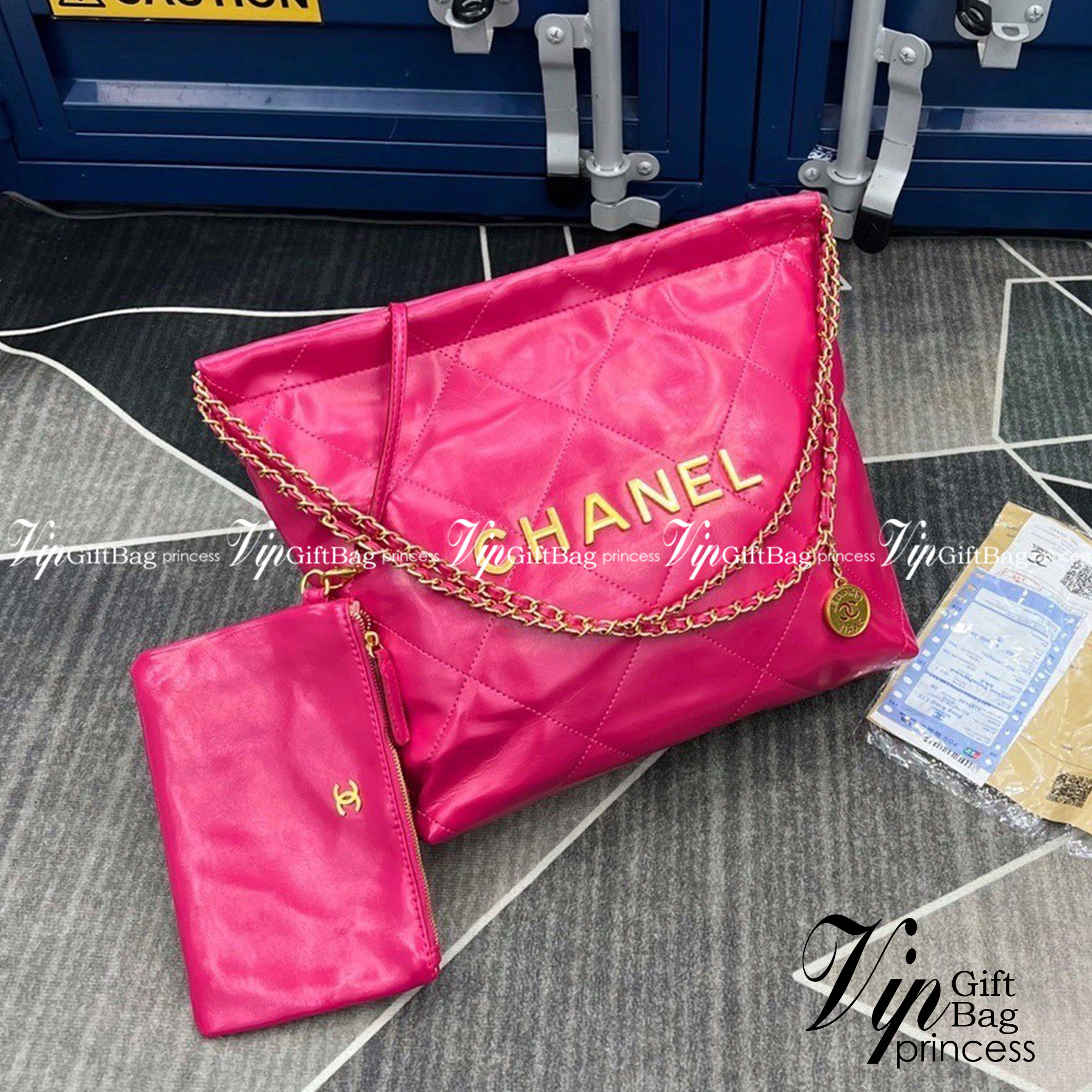 Chanel ss22 Logo CC shopping tote / Chanel 22 handbag 12" มาแรงที่สุดในตอนนี้ก็คือรุ่นนี้เลย ใช้งานง่ายรุ่นนี้สามารถใช้ได้ทั้งผู้หญิงและผู้ชายน้า เกินต้านที่สุดกับไอเท็มนี้ ที่สาวๆหรือใครๆก็ต้องมีแล้ว!! แค่เห็นก็หลงรัก กระเป๋าทรงสวย