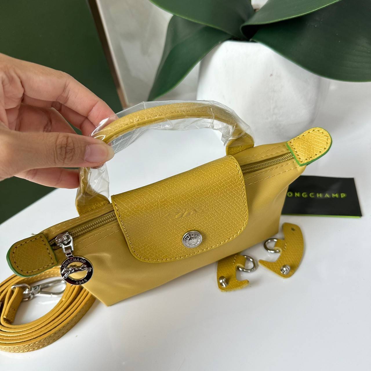 LONGCHAMP LE PLIAGE ORIGINAL Pouch with handle กระเป๋าใบเล็กขนาดกระทัดเหมาะกับใส่ของจำเป็นจุกจิก