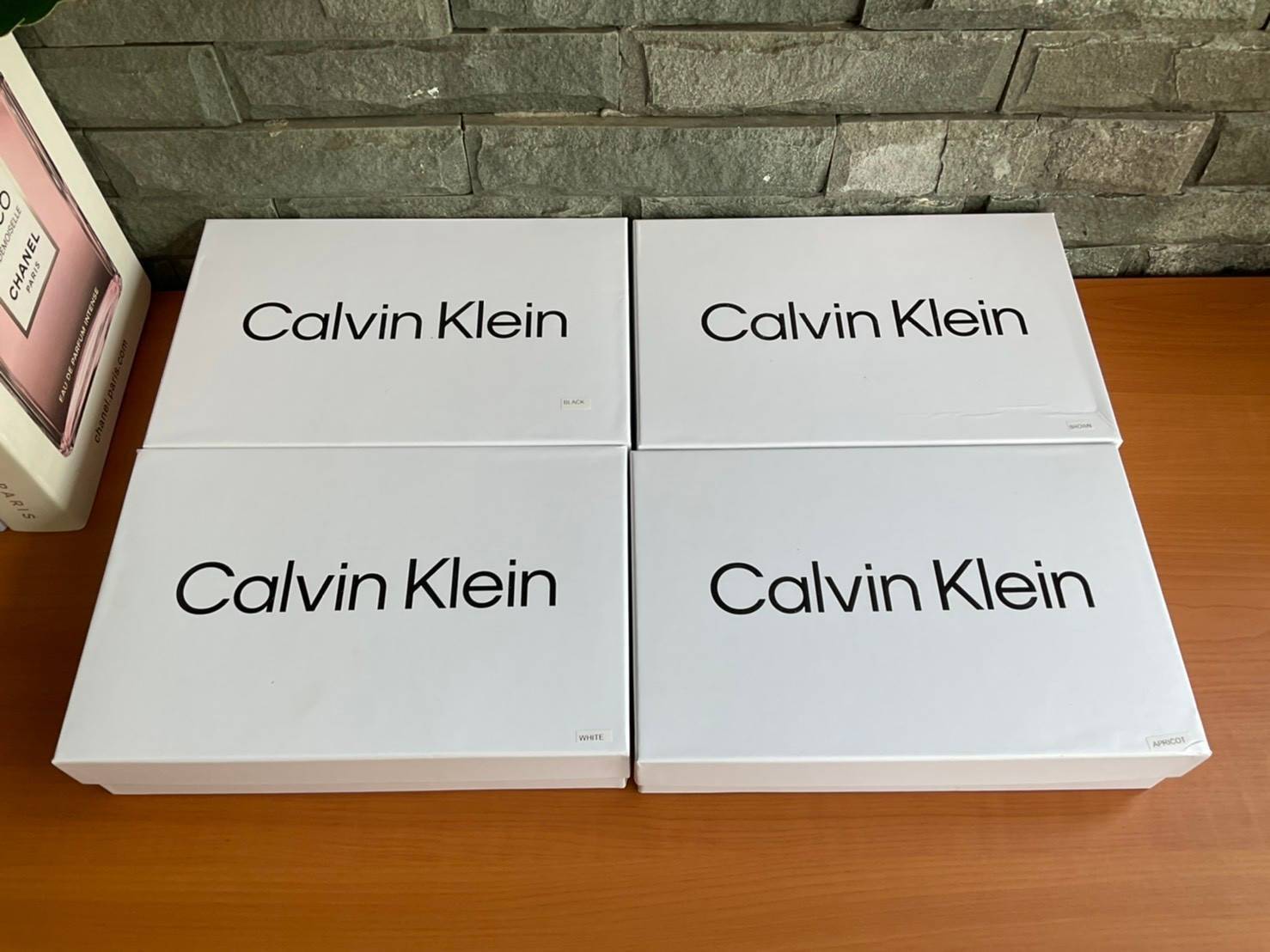 ของแท้ 💯% Calvin Klein Monogram Crossbody Bag กระเป๋าสะพายทรงครอสบอดี้ กระเป๋าคลัทช์ ทรงครึ่งวงกลม ขนาดน่ารัก ลายโมโนแกรมรอบใบ